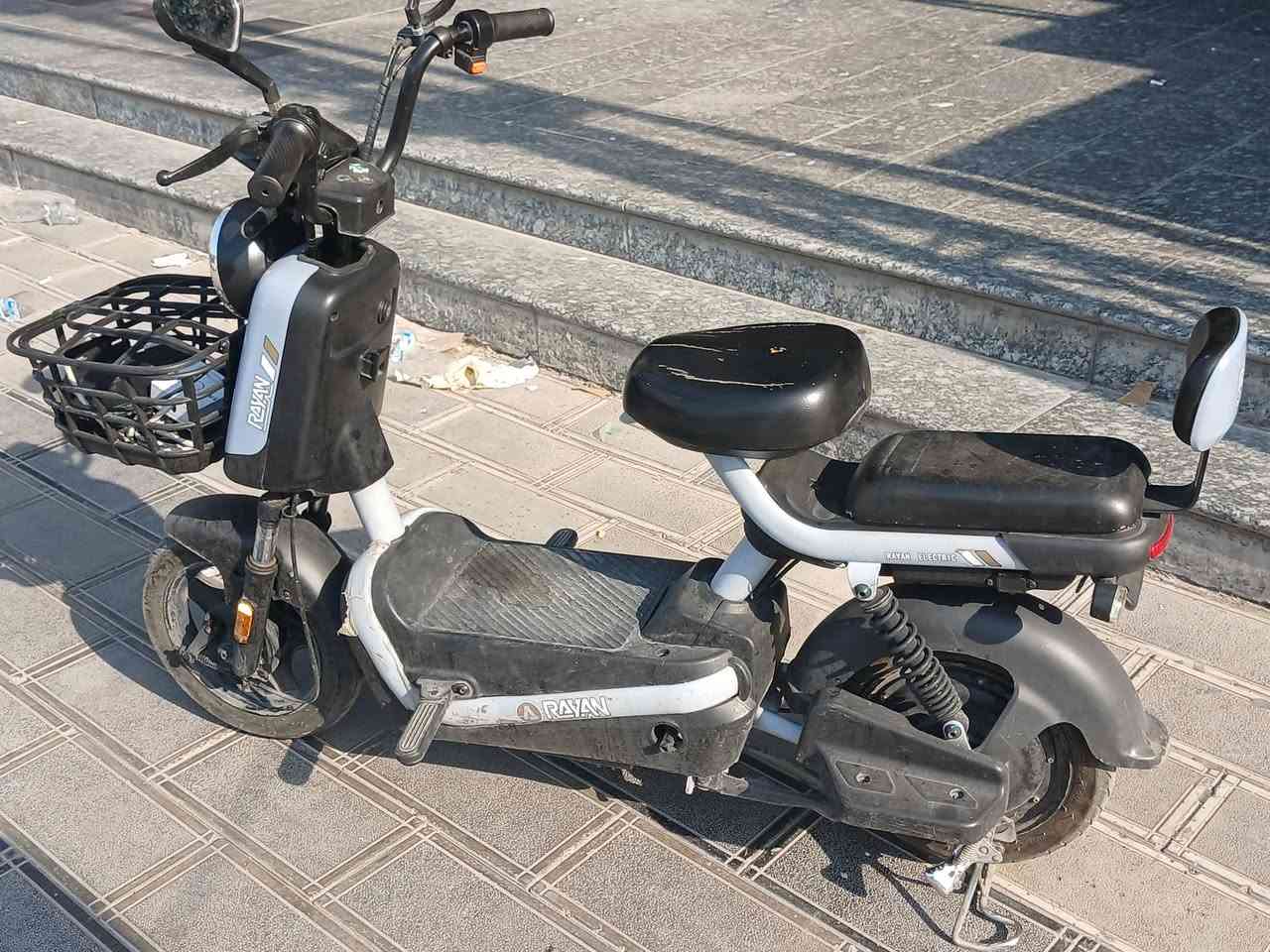 السلام عليكم عندي هاي دراجه شحن ريان كلش نظيفه الله شاهد وتاخذها على الفحص سعر 200وبيه مجال للشراي 
العنوان بغداد حي العامل ***********
