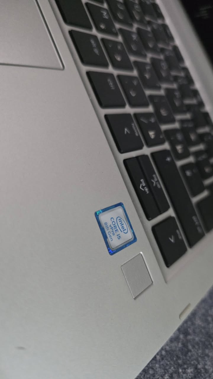 السلام عليكم ورحمة الله
متوفر للابتوب hp. 
هارد ssd 256
 RAM. 8GB
لمس قلاب جيل 8 نضافه 90%
للاستفسار ***********
