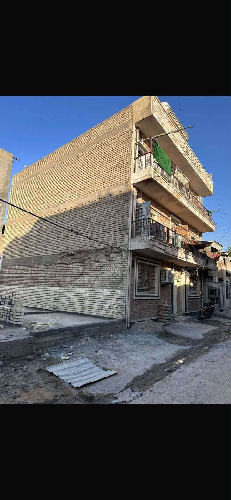 المساحة 125 متر واجهة 10 نزال 12.5
السعر 325 مليون قابل للتفاوض 

السند مستقل بأسم شخص واحد 

طابو صرف سكني 

العنوان ساحة الطيران منطقة كم الارمن

محلة  133 زقاق 12 

مؤجرة بالكامل بوارد شهري 1,575,000

مليون و 575 الف دينار قابل للزيادة

لا يوجد اي سرقفلية

ولم نرفع الايجار منذ 8 سنوات 

سنة البناء 2017 

عرض الشارع 8 متر 

تحتوي على 6 شقق كل طابق شقتين كل شقة غرفة وصالة وحمام ومطبخ ومنور 

تم تعمير البناية بعام 2024
***********
