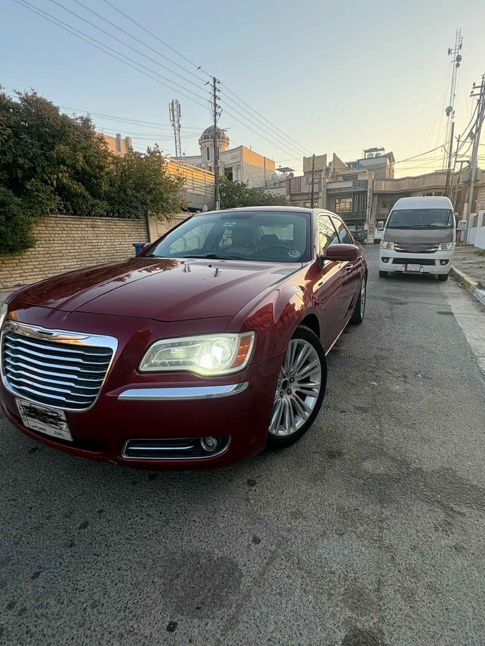 كرايسلر اوبامه c300 موديل 12 v6
شلون الممشى الحالي للسيارة؟ وهل أكو أي صيانة جديدة مسويها مثل تبديل زيوت، بطارية، تواير أو فرامل؟: 
اي
السيارة أمريكي لو خليجي/عراقي؟ وشنو تفاصيل الأوراق والرسمية والتسجيل؟: 
امريكي 
هل بيها أي حادث/صبغ/سمكرة أو ملاحظات ميكانيكية وكهربائية لازم المشتري يعرفها؟: 
نعم الجاملغ الخلفي جهة يسار بدون دواخل و لا باب ورلا صندوك 
وين مكان السيارة حالياً؟ وهل متاحة للفحص قبل الشراء عند ميكانيكي أو سمكري؟: 
بغداد السيديه 
نعم
شنو السعر المطلوب وهل بيه مجال بسيط للمساومة؟: 
بيها مجال للشراي