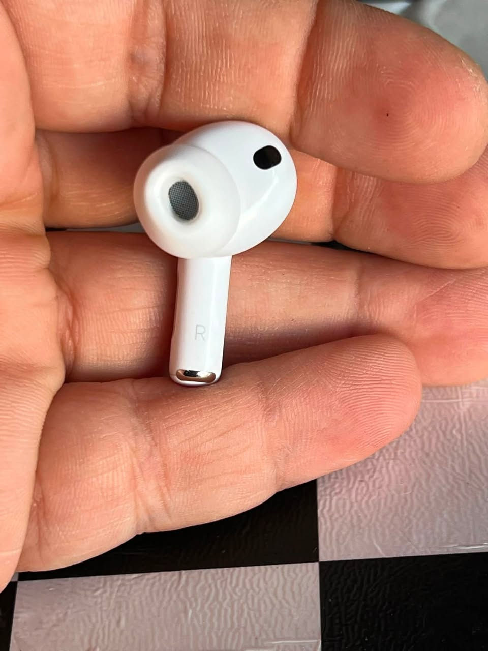‏ Air Pods Pro 3
تك سماعه ايربود برو 3 اصلي اصلي
تك حرف R فقط 
السعر 85 الف قفل‎
ملاحظه نضافه 98%
استفسار اتصال او وتساب  
مارد تعليقات ولا رسائل
***********
مكان بغداد حي العامل
