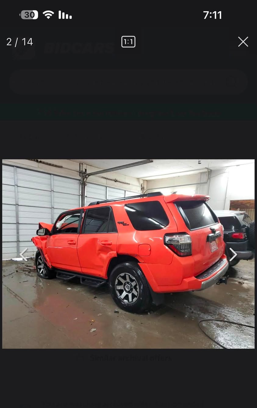 تويوتا 4Runner TRD Off-Road موديل 2024،
بدون رقم تترقم جميع المحافضات 

حادث السياره جاملغ وبنيد صبغ وباب خلف السايق شويه بارد 

وبالجاملغ شويه بارد 

📍📍تم تخفيض السعر 235ورقه بسعر رف فور 

 .

* القوة: 270 حصان.

* عزم الدوران: 278 رطل-قدم (حوالي 377 نيوتن.متر).

* ناقل الحركة: أوتوماتيك 5 سرعات.

* نظام الدفع: دفع رباعي (4WD) مع علبة تحويل للسرعات الثقيلة (Low Range).

* سعة السحب: حتى 5,000 رطل (حوالي 2,268 كجم). 

أهم مميزاتها

* قفل دفرنس خلفي إلكتروني (Rear Locker).

* نظام Crawl Control للمشي البطيء على التضاريس الصعبة.

* نظام Multi-Terrain Select لاختيار نوع الأرض (رمل، طين، صخور…).

* نظام A-TRAC لتحسين التماسك على الطرق الوعرة.

* نظام المساعدة عند النزول من المنحدرات (DAC).

* خلوص أرضي مرتفع يقارب 24.4 سم.

* زوايا دخول وخروج ممتازة تجعلها قوية في التطعيس والجبال. 

التجهيزات الداخلية

فتحت سقف 

* شاشة لمس 8 بوصات.

* دعم Apple CarPlay وAndroid Auto.

* كاميرا خلفية.

* تشغيل ذكي (Smart Key) وزر تشغيل.

* مقعد السائق كهربائي.

* نظام صوت بـ 8 سماعات.

* مثبت سرعة راداري وأنظمة أمان تويوتا (Toyota Safety Sense). 

مكان السياره سامراء 

#هاتف***********
