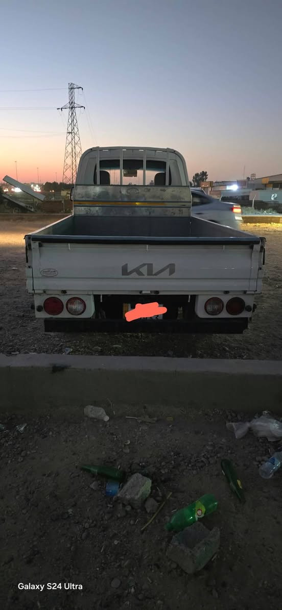 السلام عليكم
كيا موديل ٢٢  جاهزة من كلشي رقم بغداد بسمي تحويل ثاني يوم رقم نكليزي  هزة جديدة شاصي محرك كير وكشر مكفولة بيها فقط دعامية مصبوغه وطارف لباب بارد بسيط... 
١٣٥ وبيها مجال بسيط  مكاني الدورة  
***********
