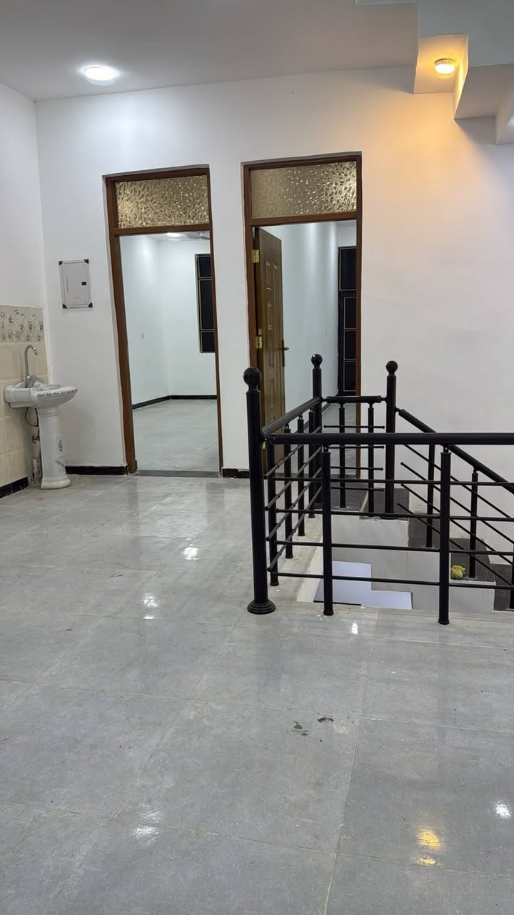 بيت للبيع منطقة المعينات مجمع الفلل
المساحه ٣٠٠ متر 
مساحه البناء ٢٠٠ متر 
بناء درجه اولى البيت جديد ويجي ويا كاونتر مفصل ويه البيت 
السعر 200مليون قفل 🔐 
للإستفسار أكثر اتصل على هذا الرقم ***********

