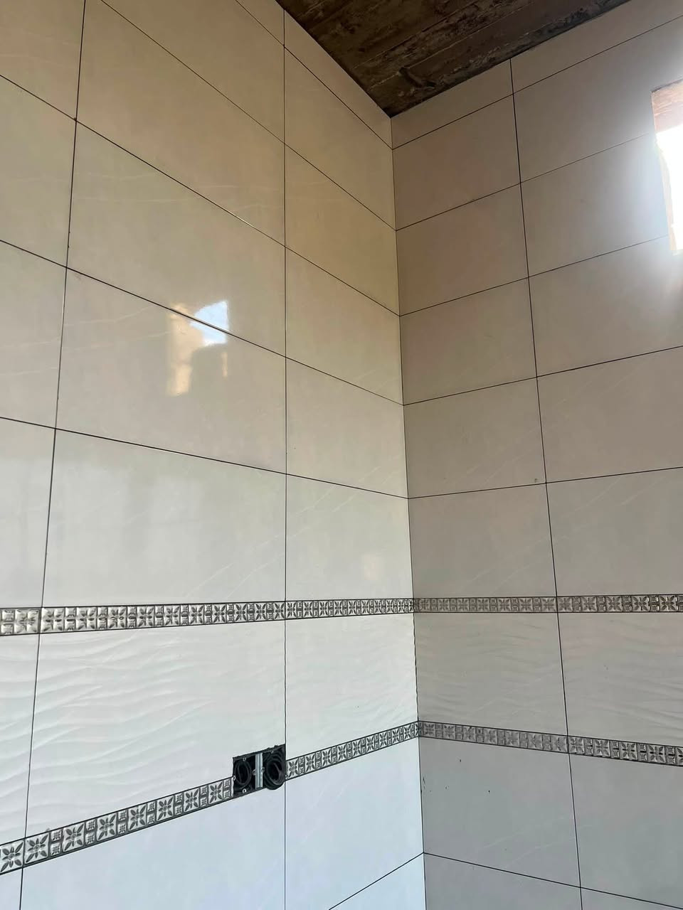 سلام عليكم خلفه سيراميك شغل نظيف بإشراف هندسي رقم الهاتف تواصل واتساب ***********
