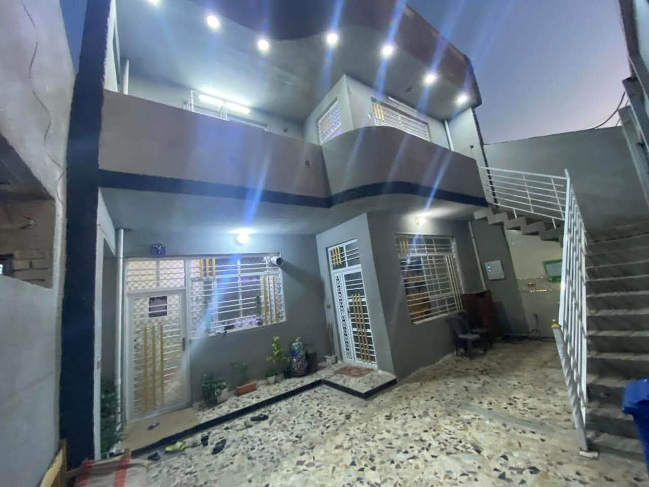🏡 بيت حديث للبيع في الزعفرانية (السدة)
 المساحة: 180 متر (بناء حديث، ماء مستمر).
 الملكية: طابو زراعي (سند 25).
 الميزة: درج داخلي + درج خارجي (إمكانية فصل الطابقين بسهولة).
🔹 الطابق الأرضي:
طارمة، استقبال، صالة، غرفتين نوم، (2) ترك، (2) صحيات.
🔹 الطابق الثاني:
3 غرف نوم (واحدة سويت بحمام داخلي)، صالة، صحيات، بلكونة، سطح أول + سطح ثاني.
 للتواصل والاستفسار: ***********
سعر: 170
