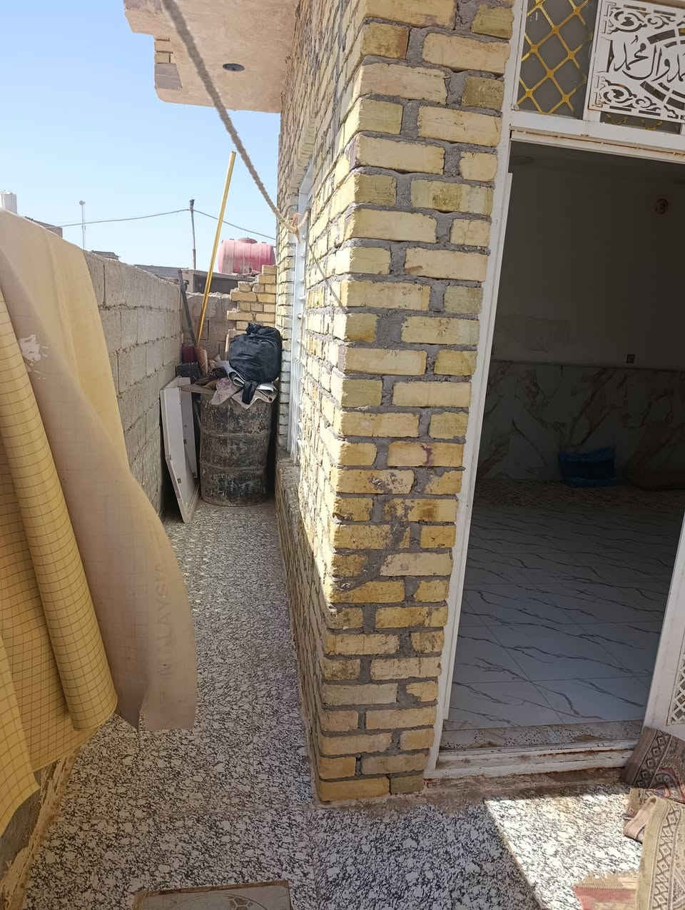 سلام عليكم بيت للبيع حديث بنيان جديد صب سكف وبتلو صب وكله طابوك يحتوي ع غرفتين 4/5صاله 9متر ديوانية 8/مطبخ 7/مساحته 250/المكان قريه العزه قرب قريه بيت فتلاء ع سده/ماي /مجاري بل باب كل لخدمات متوفره////السعر 90وبي مجال لموشراي لا يتصل//***********///
