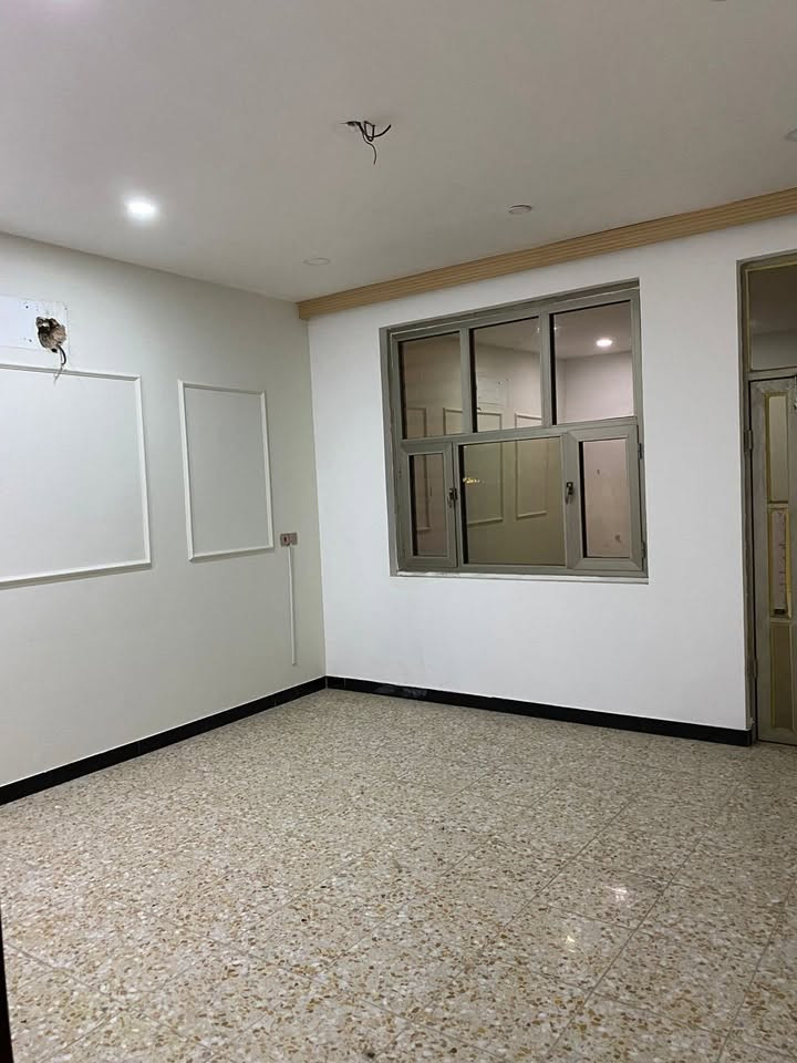 بيت طابقين للايجار في كفاءات السيدية شارع كنانة الطابق الاول مطبخ وصالة وحمام وحديقة والطابق الثاني غرفتين نوم وحمام 
للاستفسار ***********
