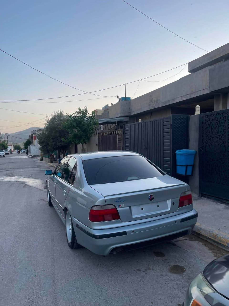bmw e39 مۆدیل ١٩٩٩ حەجم 528 ئارم پلاسیک ئارم و ئەوەلیات بەشەرەت خرامە و پاکانە بەشەرت مواسەفات سلایت شوشە دەبڵ گیڕ کوشن جلد فۆڕمیکا ئاڕباگ ئاوینە کارەبای تەبرید سارد و گەرم جوار تایەو ویلی لۆک گیر و مەکینەی لۆک سەیارەکە جرکەی تیانیە سەیارەکە مالئ خۆمە بی مەسرفە لیدراوی نیە هەمووو گیانی لەسەر بیلاد ماوە فول مواسەفاتە بینی سەیارەکە زۆر لە رەسمەکان جوانترە پیش و دوای هەموی ئیمە سوکان ڤۆلیومە شاشە ئایپاتە سەیارەکە حیزام بۆ یاخە بۆ جوانی دخان, السليمانية
