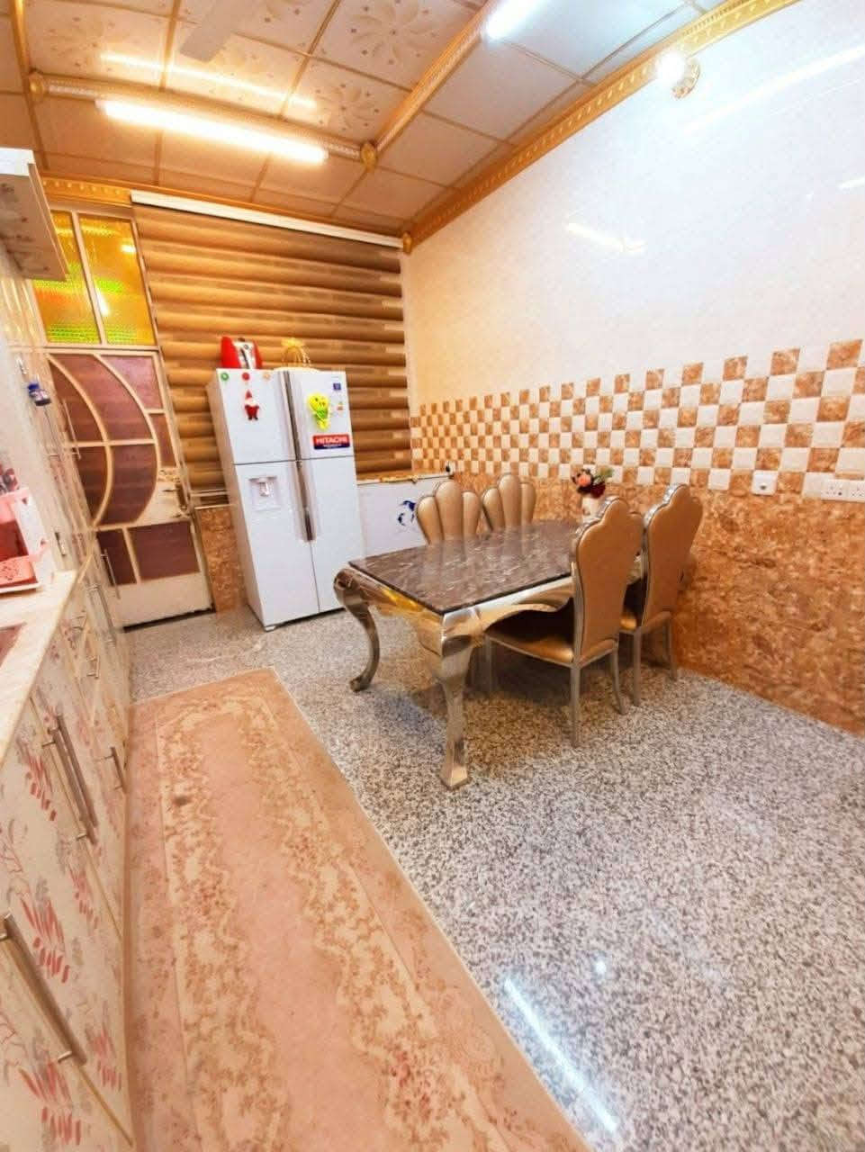 السلام عليكم  بيت للبيع منطقه حواس يبعد عن شارع العام 300متر المساحه 160 متر البيت مثل ما واضح عدكم جديد بناء شرط من أرقى المواد والرضيه مرمر للستفسار مراجعه مكتب عامر للعقار نزلت حسينيه محمد داود او الاتصال على الرقام التاليه ***********او ***********
