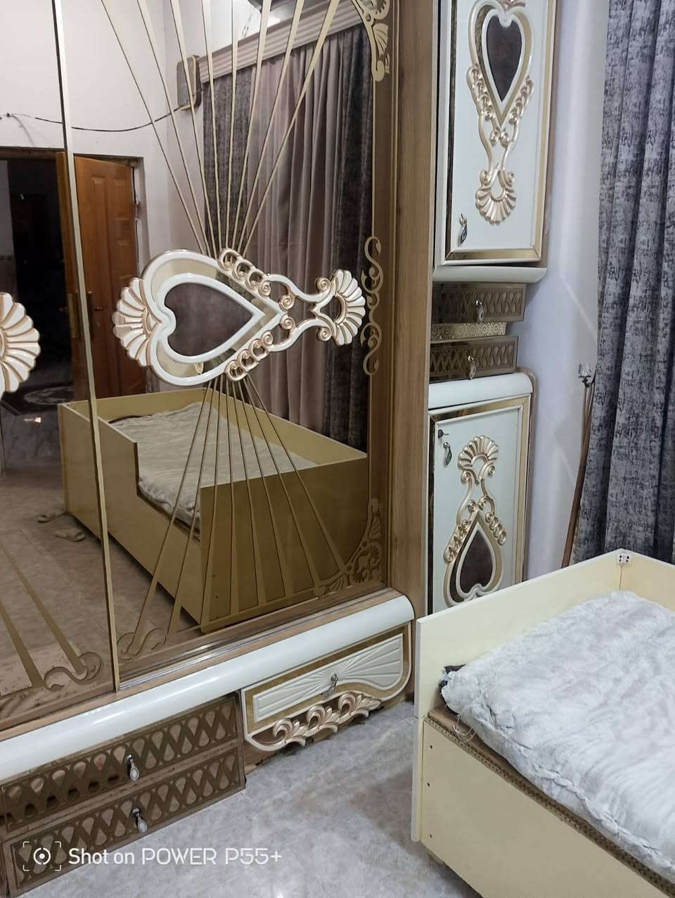 غرفة نوم للبيع نضيفة المكان سماوة حي العسكري السعر ٤٠٠ وبيهه مجال للشراي
*********** السماوا, المثنى

نص مكتوب في الصور:
- Shot on POWER P55+