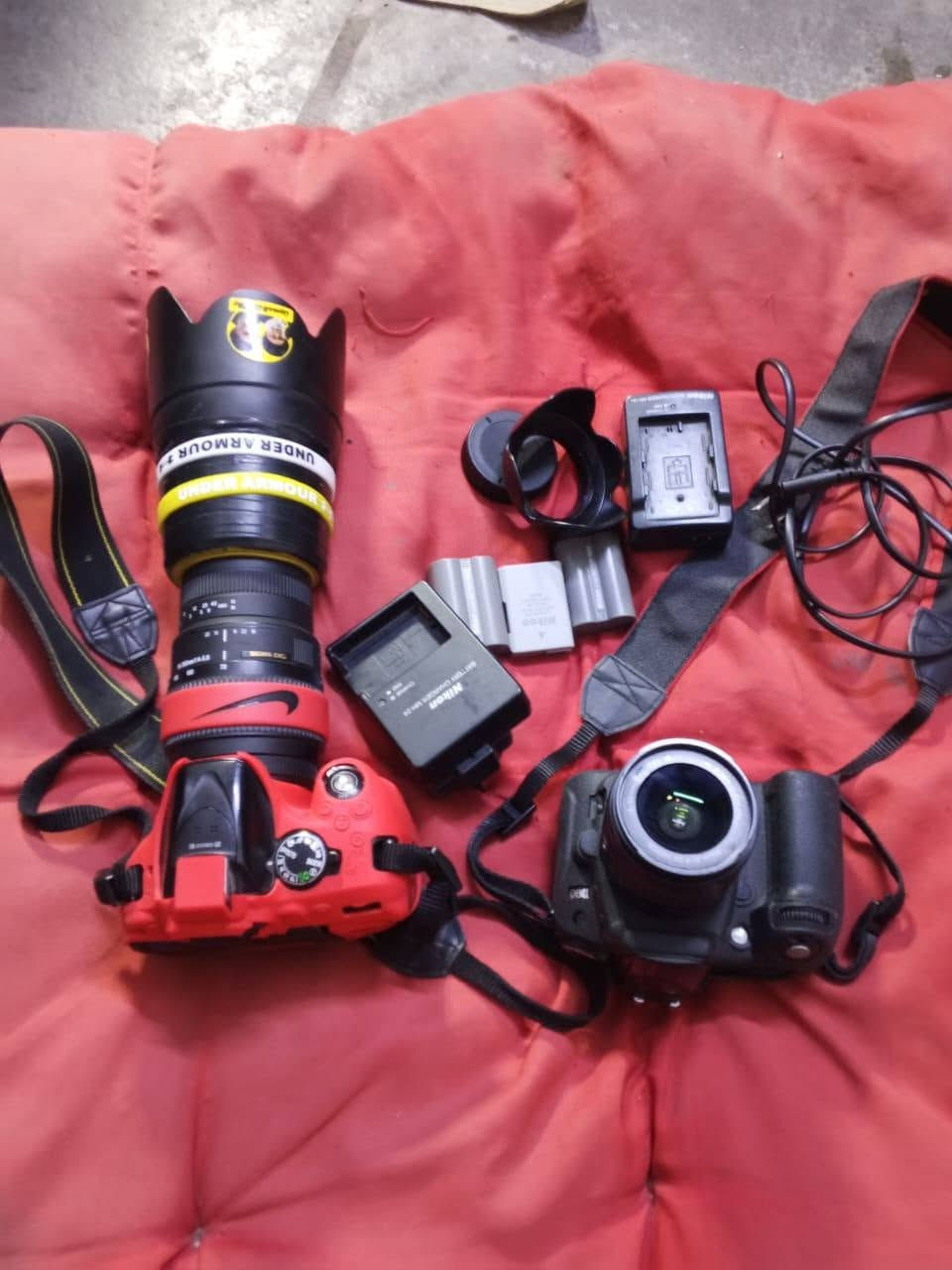 كامرات البيع 📸
وحدة خمسة وميتين
وحدة دي تسعين زوم رياضي وزوم عادي نضافة 100/100 هنة وملحقاتهن 
السعر...
700
رقم الهاتف ***********📞
