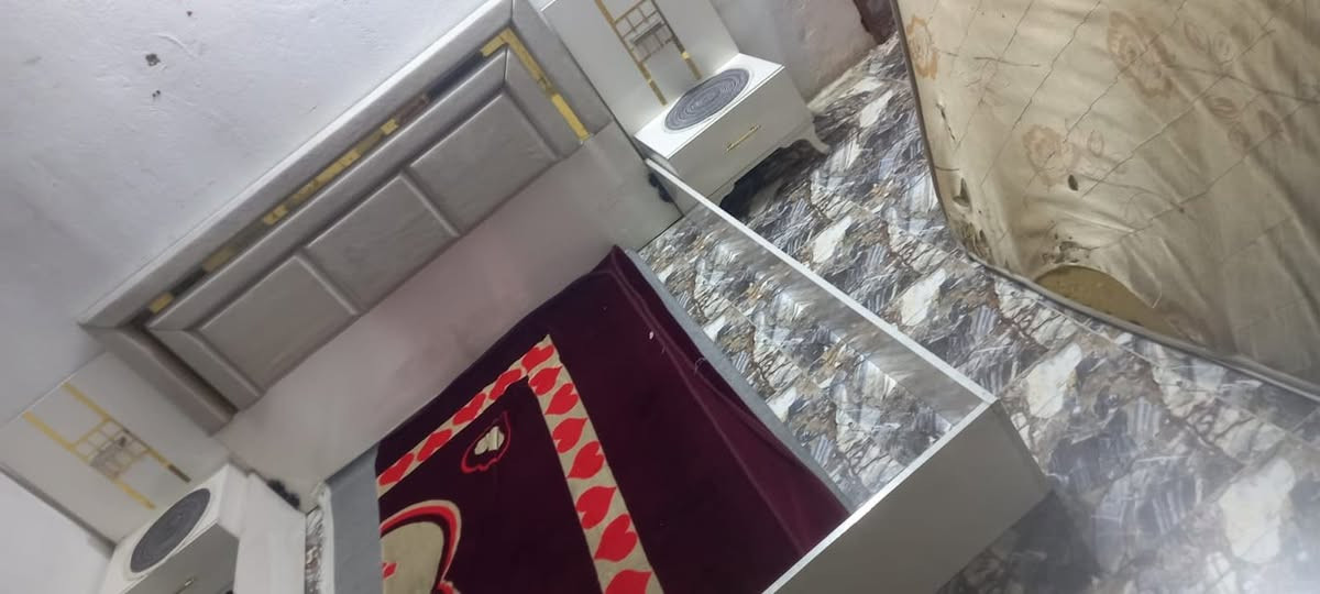 غرفه ٥قطع البيع مكان البياع السعر ٤٠٠ رقم ‭***********‬
