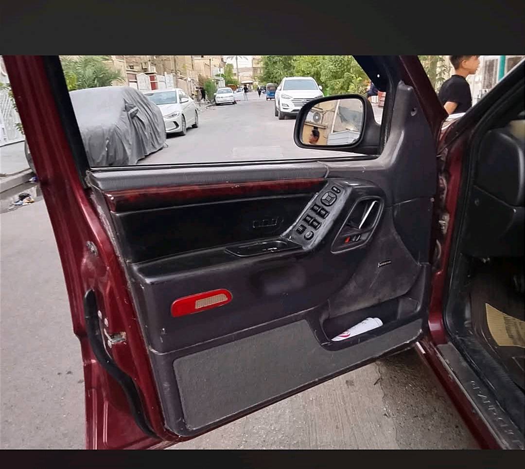 جيب شيروكي ليمتد ثمانيه سلندر v8  سياره نظيفه الاصفاح موس هيج لزمه ايد ما بيها السياره سليمانيه  وصاحب السياره السنويه بسمه بسماوه  السياره تبريد يوصل للجنطه  الداخل جلد اسود زلغ مابي والسياره معروضه ٦٥