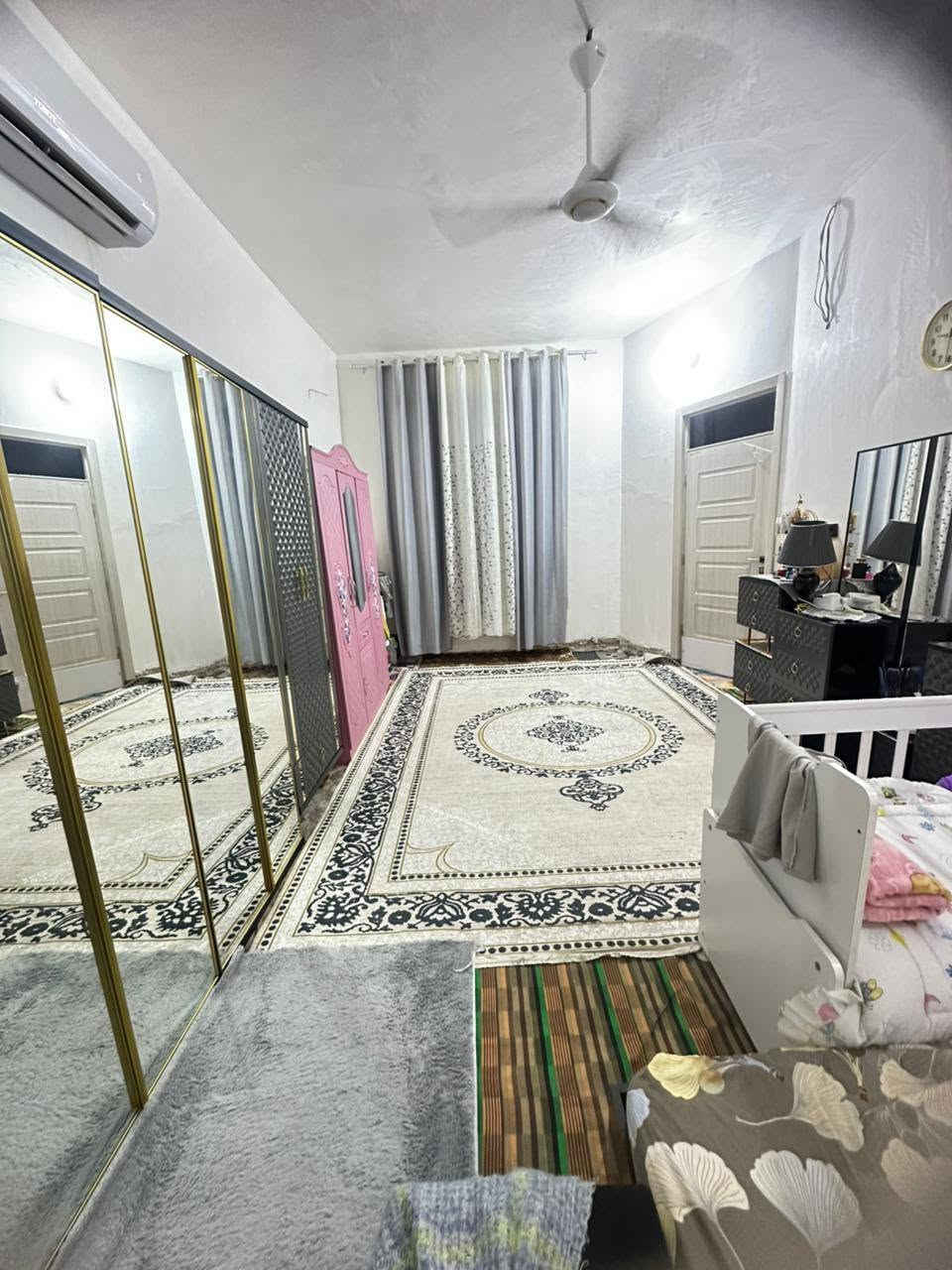 🏡 فرصة مميزة للبيع – بيت حديث بناء 2023 🏡

بيت طابو زراعي سند 25 مع معاملة تطويب، بمساحة 230 متر
📐 الواجهة 10 متر × النزال 23 متر
📍 الموقع: الديوانية – دور حيدر حجي هندي – حولي الخصيمة – خلف الجملونات
يبعد فقط 400 متر عن الشارع الرئيسي، وشارع البيت عرض 12 متر.

✨ مواصفات البيت:
▪️ غرفتين
▪️ صالة مريحة
▪️ استقبال واسع بالمقدمة
▪️ مطبخ
▪️ مجمع صحيات داخلي + خارجي
▪️ كراج
▪️ حديقة

🏗 البناء:
✔ كونكريت مسلح
✔ حديد أوكراني
✔ خرسانة C250
✔ تأسيس كهرباء خطين مع بلكات سويج خاصة للوطني + سويج وطني ومولد
✔ تأسيس ماء سمارت 4 خطوط بنظام بوستر وكذلك تشطيب الخلاطات شركة تسكا 
✔ شبابيك PVC أسود حديثة وعصرية

✅ البيت بناء حديث وجاهز للسكن، والنقص فقط الأرضية حتى المشتري يختار الذوق المناسب إله، وهذا الشي محسوب بالسعر.

💰 السعر المطلوب: 80 مليون
🤝 ويوجد مجال بسيط للمشتري الجاد بعد المعاينة

📞 للاستفسار: ***********
