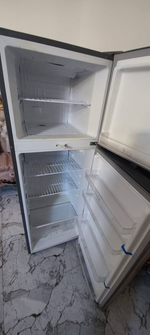 ثلاجه ١٢ قدم بابين جديده صار الها ٨ اشهر مصلحه غاز فقط شرط التجميد 
سعر ١٧٥ وبيها مجال 
*********** 
عنوان فداء 
متواجد على النت
