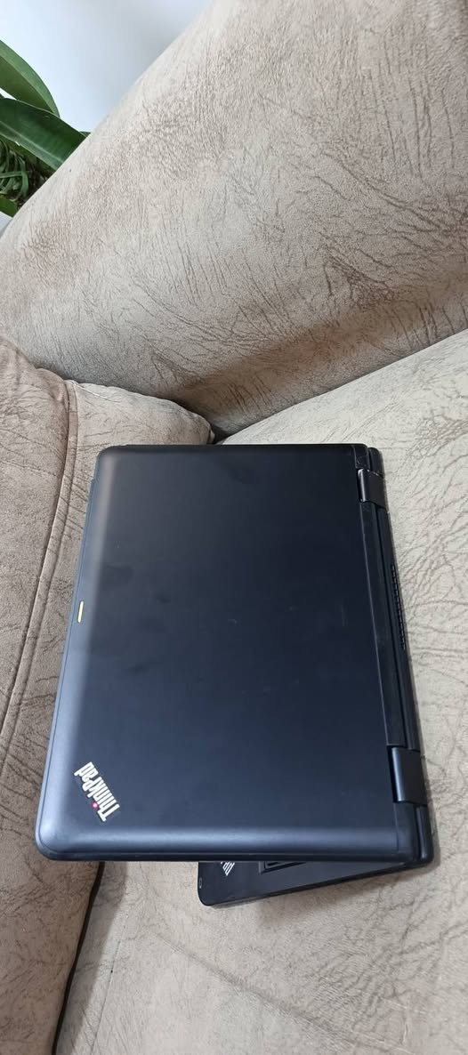 لابتوب للبيع lenovo 11e الاصلي وليس كروم 
الجيل السادس ( لمس وقلاب يعمل بثلاث وضعيات) 
بي ضرر بسيط بالزاوية بالگفر 
مستعجل جدا على بيعته ويلي ما يعرف يثمن ليكسر بالسعر وشفتو شغله ونظافته بالفيديو 
السعر 150 وبي مجال
*********** 
مكاني الرمادي المركز
