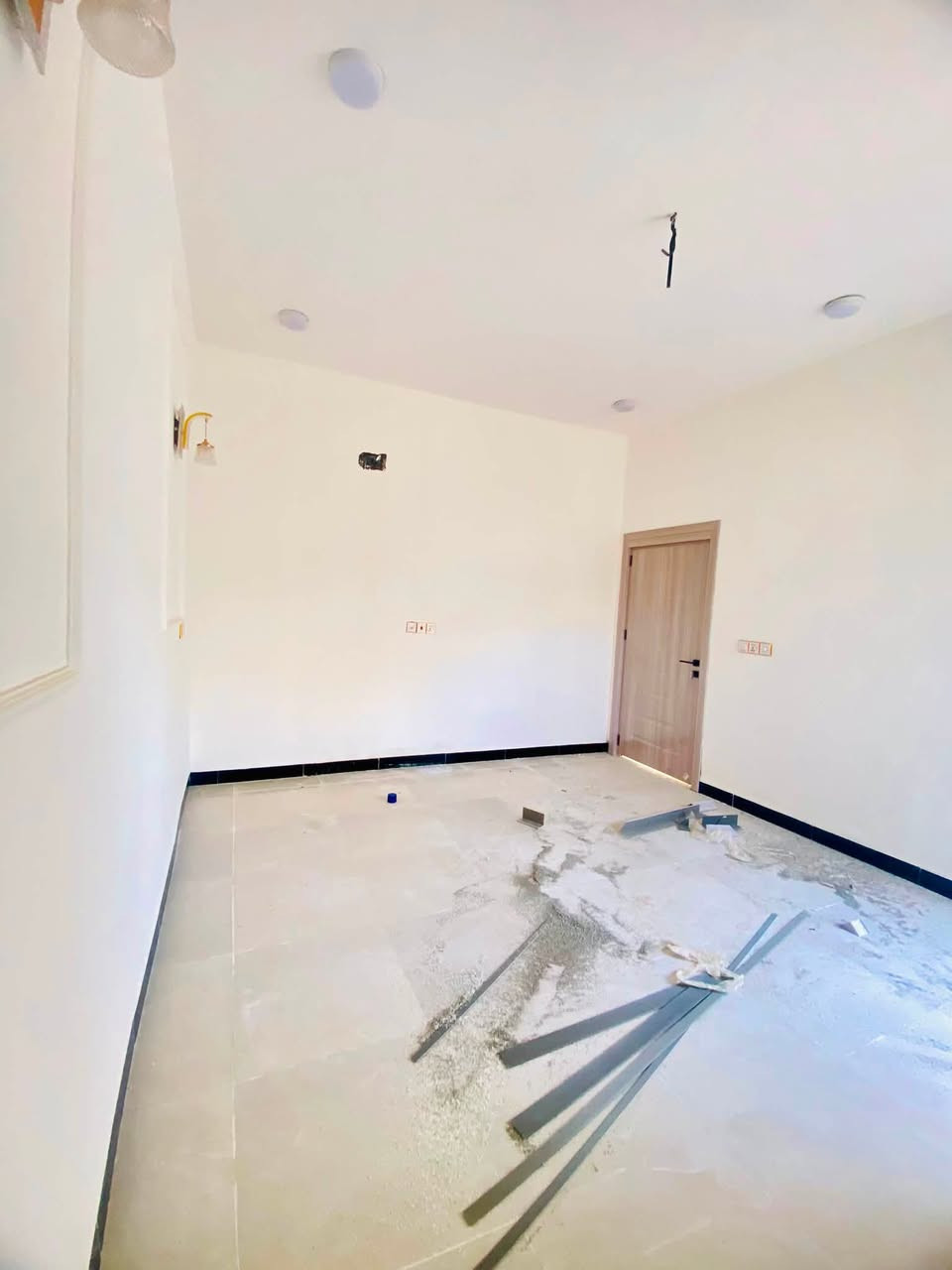 سلام عليكم
بيت 🏠 للبيع مساحه100متر

طابو زراعي 

بيت جديد ما مسكون غرفه +صاله+مطبخ +استقبال 

حمامات
بناء طابوق  أساس سقف صب كونكريت مركزي

سعر 41مع مجال 💸 

جميع الخدمات متوفر كهرباء +ماء+شارع 10م

شارع صب عمود ٣٢١قريب ع سوق 

***********للاتصال 

***********واتساب
