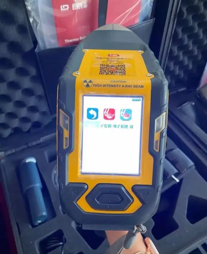 للبيع بسعر مغر 
جهاز كاشف تحليل المعادن Niton XL2 XRF لفحص السبائك والمعادن
يستخدم لفحص:
السبائك، المعادن الثمينة، الخامات، والمحولات الحفازة (الكاتاليزر)، ويمكنه قياس الذهب والفضة والنحاس والحديد والنيكل والكوبالت والموليبدينوم والبلاتين وغيرها.
