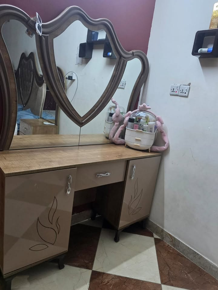 سلام عليكم
9قطع تركي نضيفه مابيها شي فقط تعيار السجه 
700 الف وبيها مجال مكانها بغداد الدوره 
.
.
***********
