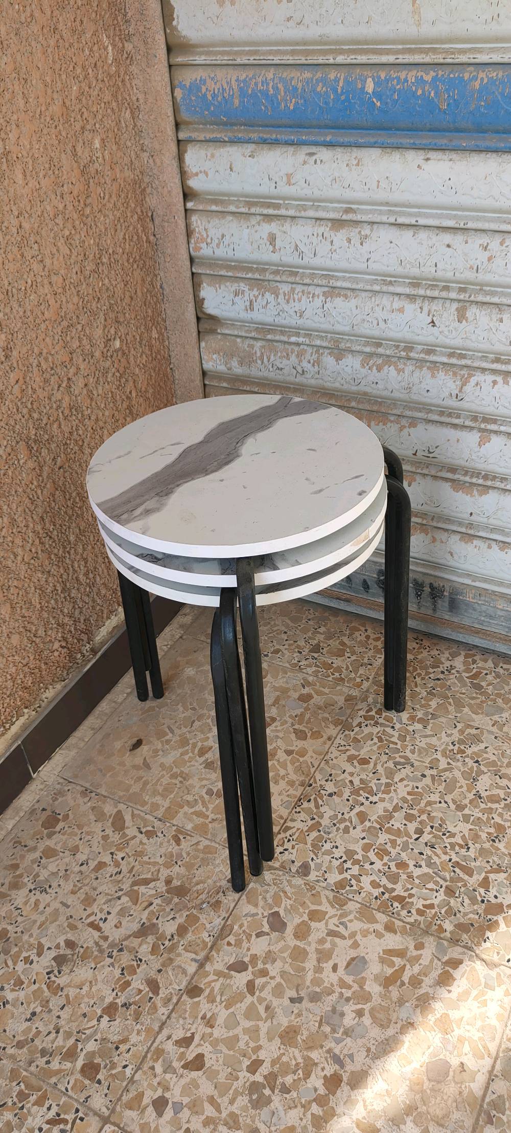 طاولات ضيافة الثلاثي بسعر 45 الف 
قياس الدائري والمربع 40×40
قياس المدرج 
الكبير 40
الوسط 38×35
الصغير 30×35