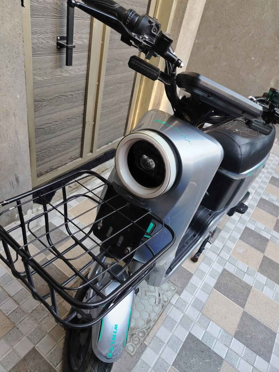 للبيع R9 السعر ٢٥٠ وبيها مجال للشراي *********** للاتصال مكانها بغداد  الزعفرانيه  دراجة متروكة وهابطات البطاريات مالتها نقصها بطاريات
