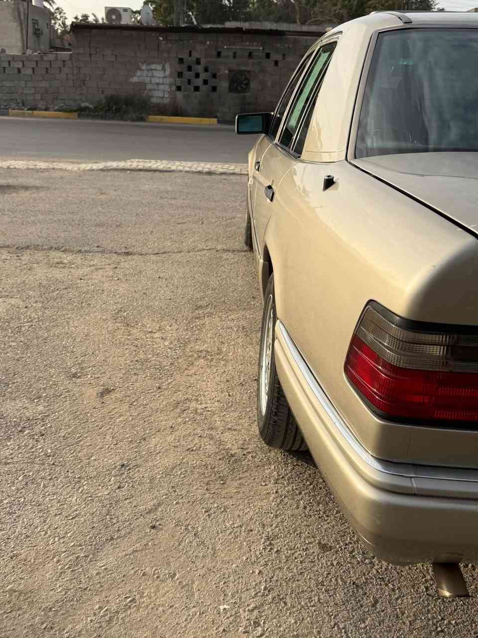 سلام عليكم
للبيع مارسدس دب 300SE
محرك ففتي محور ياباني 
كهربائيات كله شغاله 
جام كهربائي اربع بيبان 
سلايد روف فتحت سقف شغاله طكتين 
اريد كهرباء 
تبريد شغال 
تخم تاير جديد 
رقم بغداد بسم ثاني يوم تحويل
حداديه جيده 
او مراوس مع مارسدس رئاسي باب قصير 
اي استفسار اتصل  ‭***********‬
