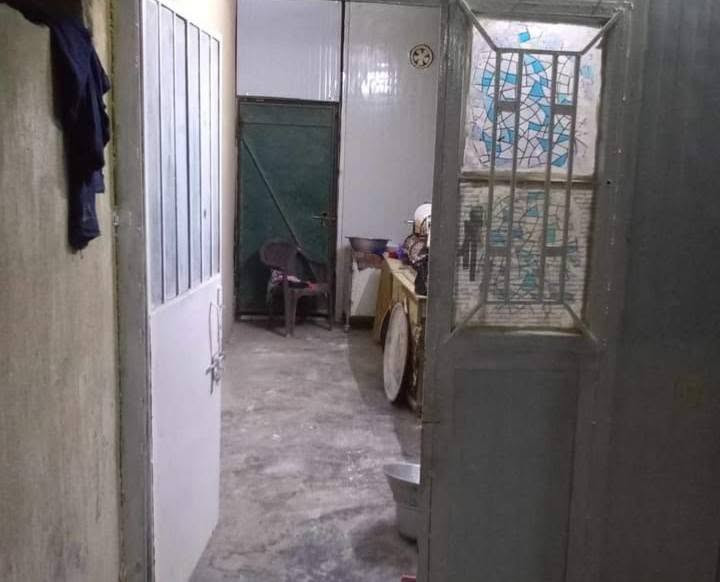 بيت للبيع في ابو غريب الناحيه حي واحد آذار طابو سند 25 مساحته 355متر طابقين يحتوي الطابق الاول  على غرفتين وصاله وحمام ومطبخ حار وبارد واستقبال وحمامات خارجيه وحديقه صغيره والطابق الثاني يحتوي على ثلاث غرف وصاله وحمام السعر المطلوب 140مليون وبي مجال للاستفسار الاتصال على الرقم ***********  ابو احمد بي واتساب
