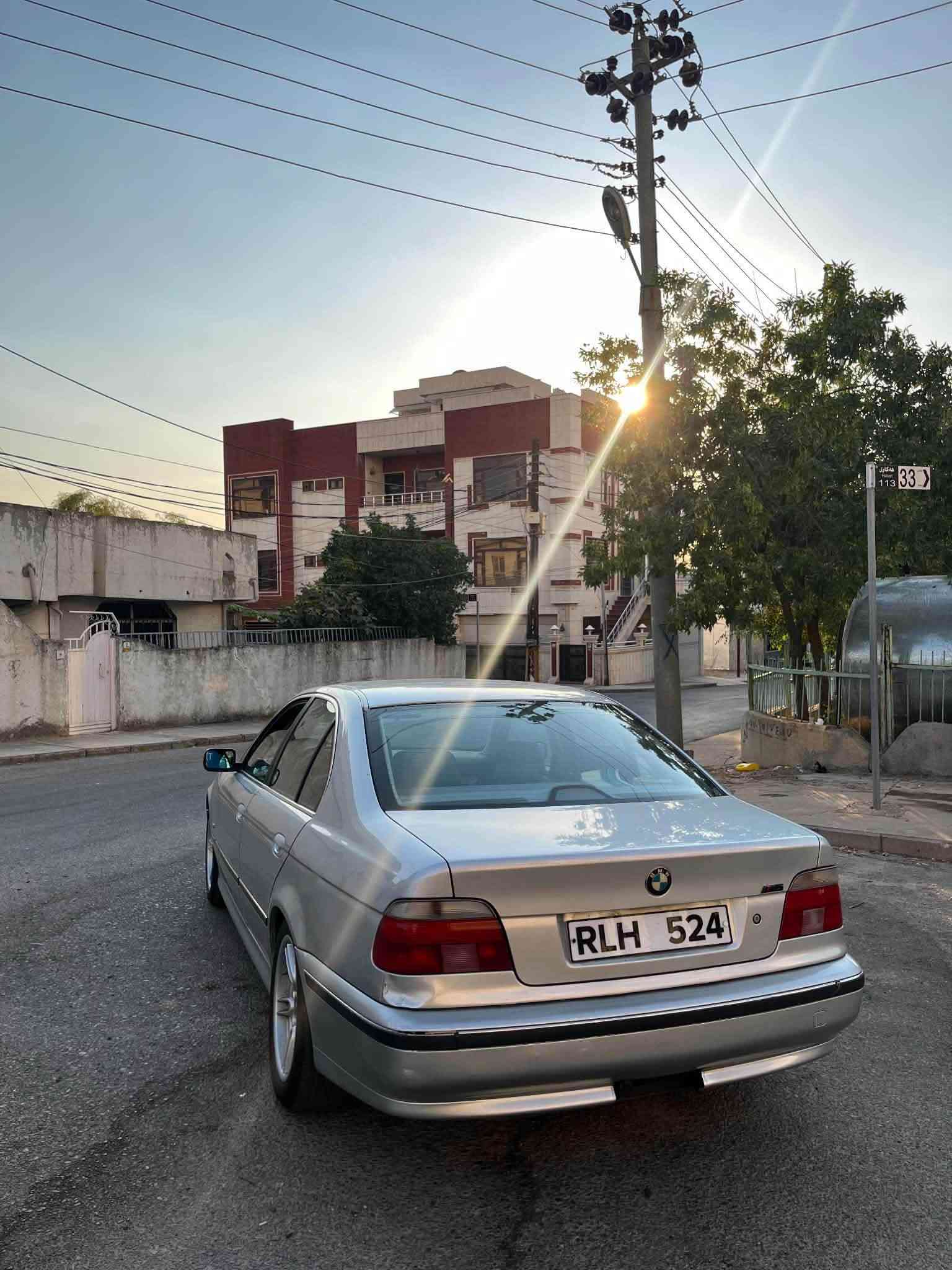 بیئێم سەقەر e39
مۆدێل ۲٠٠٠ 
مەکینەی ٥۲۸ ی دەبڵ دیجیتاڵ 
مواسەفاتی کوشن جڵد و سیاحی و هیتەر 
سوکان ئێم و ڤۆلیۆم و تەحدید سرعە
ناو فۆرمیکا
لایتی ئەڵقە و عەدەسە
تەبرید سارد و گەرمی لەسەر سویچ
بۆیخێ سەخف و حیزام بە شەرت
نرخی ٦٣ گەڵاو مەعامەلە
***********
واتسئەپی لەسەرە
شوێن پیرەمەگروون
*********** السليمانية, العراق
