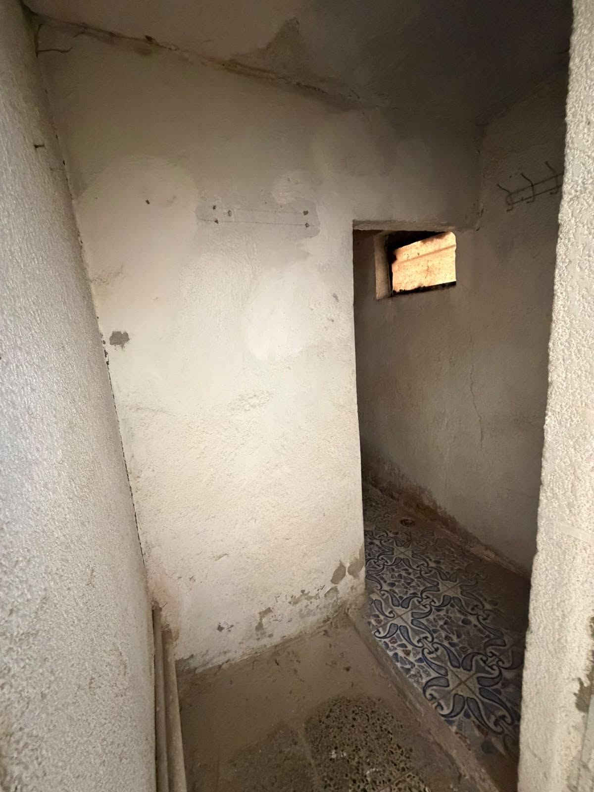 دار للبيع في منطقة الشرطه الخامسه بناء قديم المساحه ٢١٠ متر يحتوي على صاله ومطبخ و ٤ غرف نوم وخدمات بسعر مناسب المراجعه مع مكتب الاماني للعقار للاستفسار/ ***********
