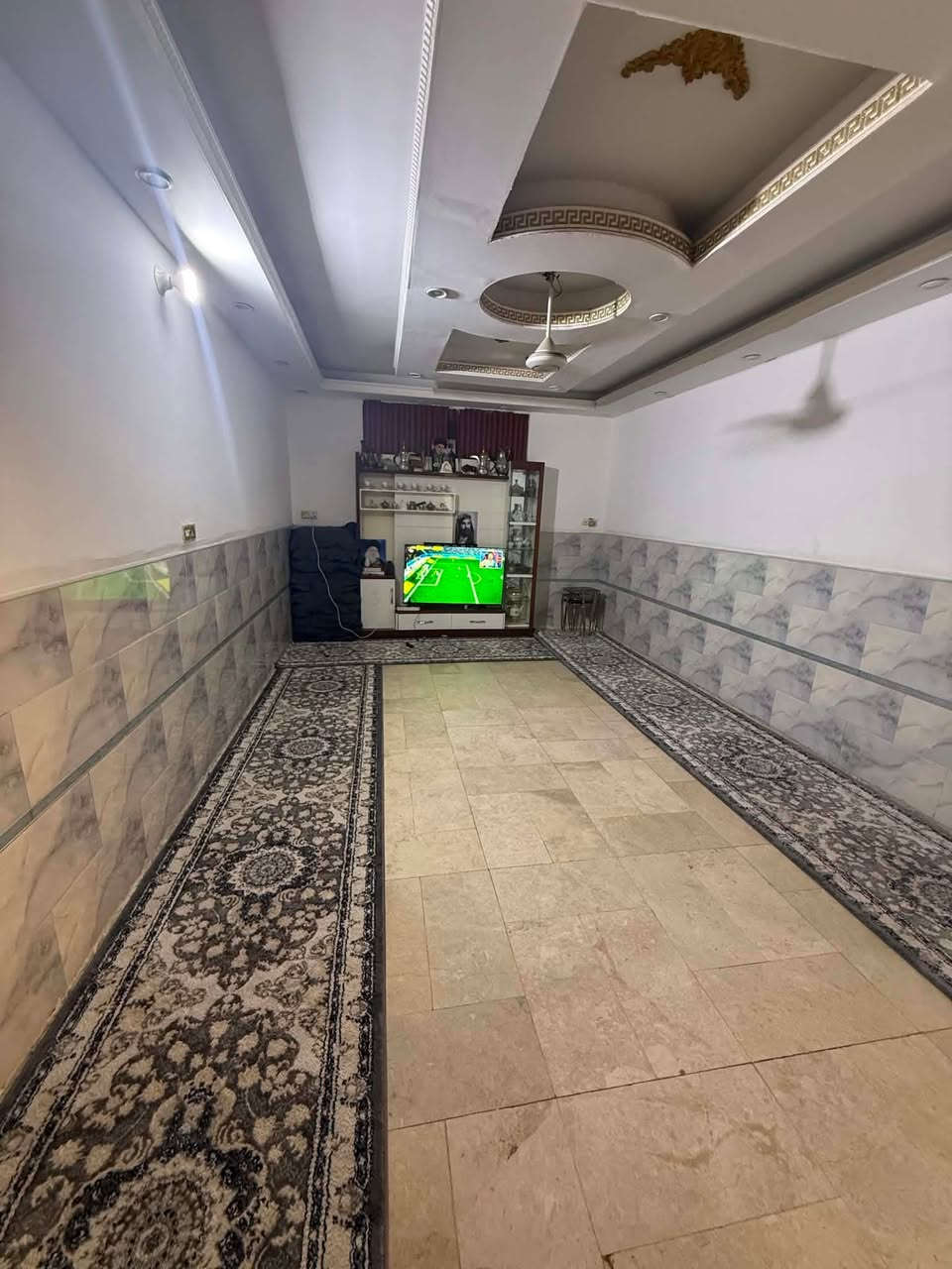 سلام عليكم دار للبيع لمساحه 273جسر ديالى حي شارع صناعه قربه اسواق عزيز لملا ع شارع مو داخل لفرع عرض شارع 20متر لبيت يحتو ع ستقبال وهول وغرفتين نوم طابق ثاني يحتوي ع غرفتين نوم وخدماتهن كامله غير متواجد ع فيس اتصال  رقم طابو صرف
