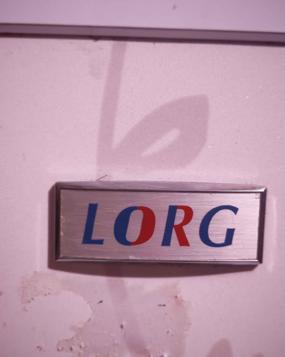 ثلاجة صغيرة الحجم (باب واحد / صافي مجمّدة صفر، سعة 95 لتراً) من ماركة LORG موديل BC-92C، وبتصنيف كفاءة طاقة جيد (A).
مستخدمه قليل الله شاهد وما تناسبني اخذتها ب ٣٠٠ ثلاجة تبريد ماشاء الله ومتاخذ كهرباء هواي حتى على المولد تشتغل طبيعي وبذات كفاءه الكهرباء ما داخله تصليح ابد نضافه ٩٥ بالمية كلشي مابيها 
اريدها ب ٢٠٠ متوازي على بيعتها 
للتواصل ماسنجر أو *********** بي واتساب الرقم متوقف عمارة, ميسان

