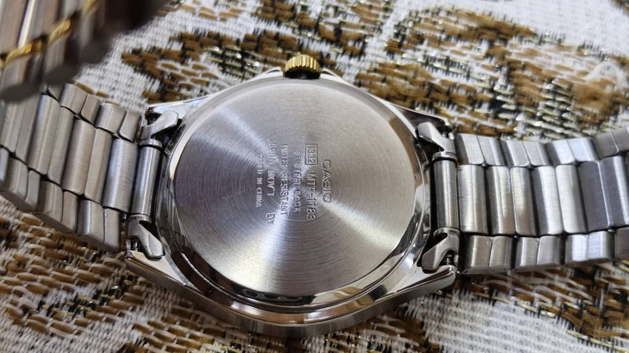 السلام عليكم ورحمة الله وبركاته 🌹
⌚ للبيع ساعة CASIO أصلية
الموديل: MTP-1183
✨ ساعة كلاسيكية أنيقة بتصميم فضي وذهبي
• حركة Quartz
• سوار وحواف من Stainless Steel
• واجهة فضية أنيقة مع تفاصيل ذهبية
• نافذة لعرض التاريخ
• مقاومة للماء Water Resistant
• صناعة ياباني اصلي 🌏 
• الرقم/الموديل: MTP-1183
✅ أصلية 100%
✅ استخدام جداً جداً قليل
✅ نظيفة ومحافظة عليها
✅ تعمل بصورة ممتازة
مكاني بغداد الدوره🌷 
رقم هاتف *********** 📱 يوجد توصيل
