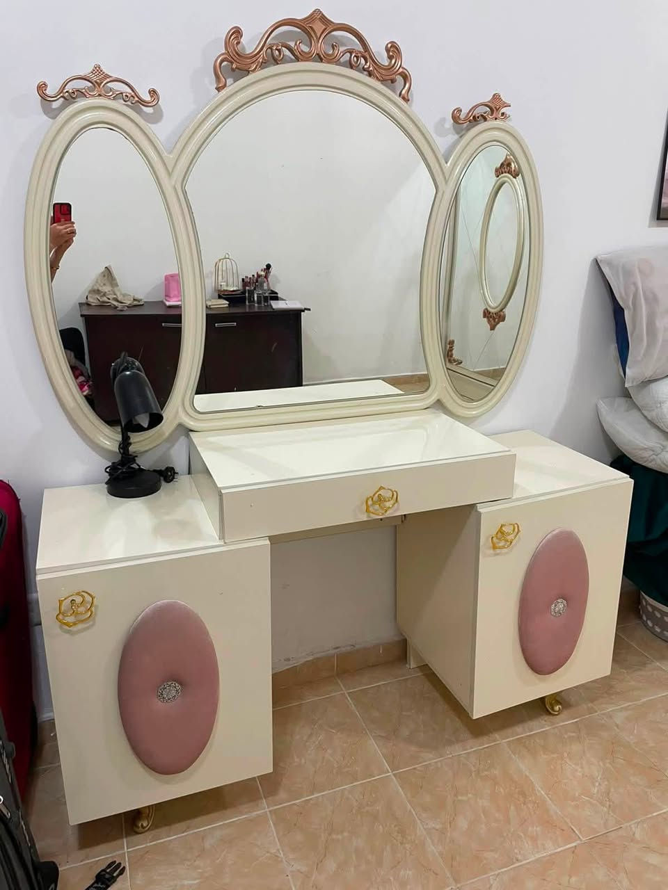 غرفه نوم للبيع سعرها 200 وميز الطعام 150 وبي مجال بسيط ***********
