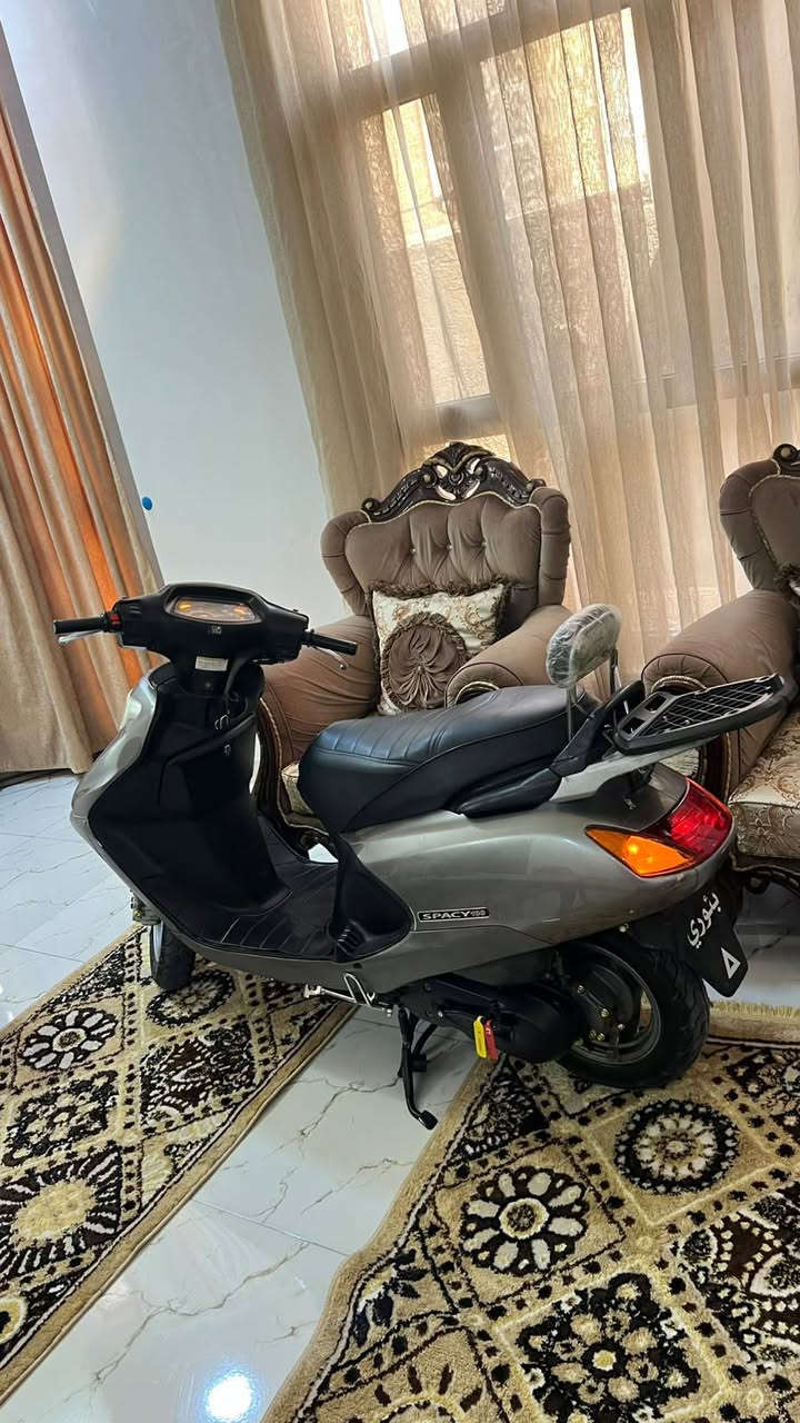 السلام عليكم سيبيسي ياباني مفتوحهه مره وحده كفر اصلي كابريتر اصلي  كهربائيات شغاله كلها معدل شرط ٩٥ مكاني كوت زين القوس الرقم ***********
