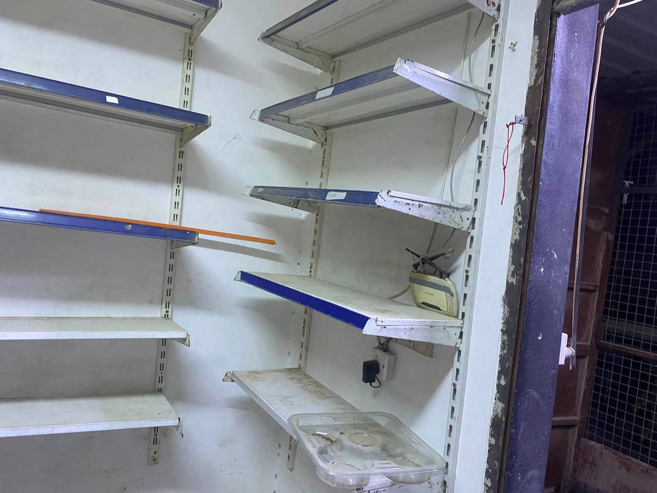 سلام عليكم متاح
رفوف مستعمل بس أخو الجديد 
العرض ٣٠ الطول ٩٠ 
العداد ٣٠ 
السعر ٥٠٠٠كلً رف معا كل مستلزمات 
العنوان موصل الأيسر 
التواصل على الرقم 
***********
***********
