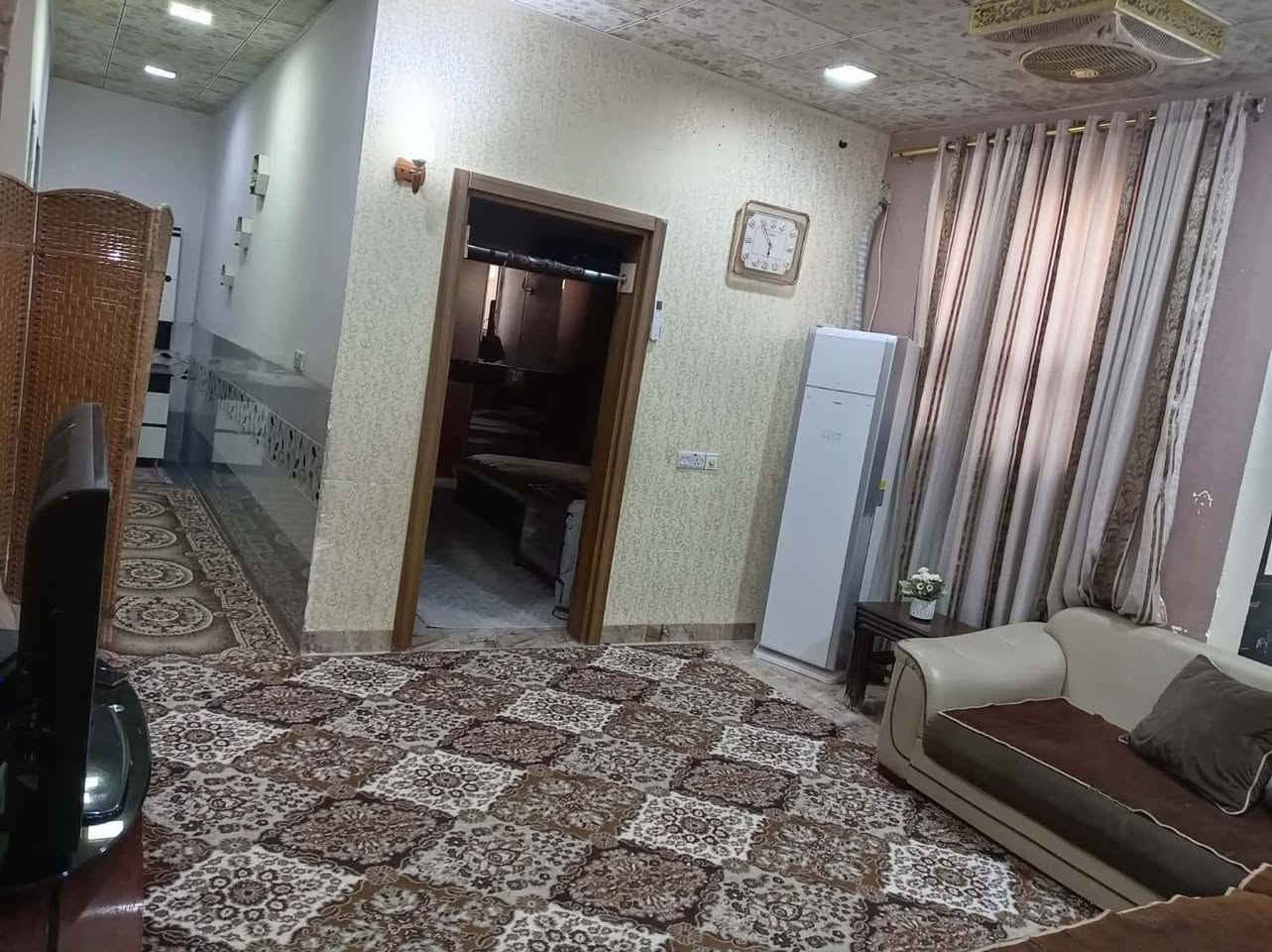 عقار يتكون من دار مع قطعة أرض للبيع مساحة ٣١٠ م 

مساحة الدار ١٦٠ م الواجهة ٨ م النزال ٢٠ م
مساحة قطعة الأرض ١٥٠ م الواجهة ٧.٥ م النزال ٢٠ م
الدار طابق واحد يتكون من :-
كليدور + استقبال + صالة + مطبخ مع مطبخ حار+ غرفة نوم + مجموعة صحيات + بيتونه مع منور عدد ٢ 
يوجد مع المطبخ كاونتر تركي MDF
البيت سقف ثانوي والارضية سيراميك
السطح شتايگر وجدران البيتونه والستاره ايزوگام

ملاحظة/ البيت بي معاملة تمليك على قرار ٢٠ للبلدية منجزة وباقي على التقدير
موقع العقار / خانقين حي الشرطة قرب جامع الشيهد وقرب مجمع اورانوس
سعر العقار / ٦٢ مليون (الدار مع قطعة الأرض) وبي مجال

للاستفسار اكثر يرجى الاتصال على الرقم ***********
