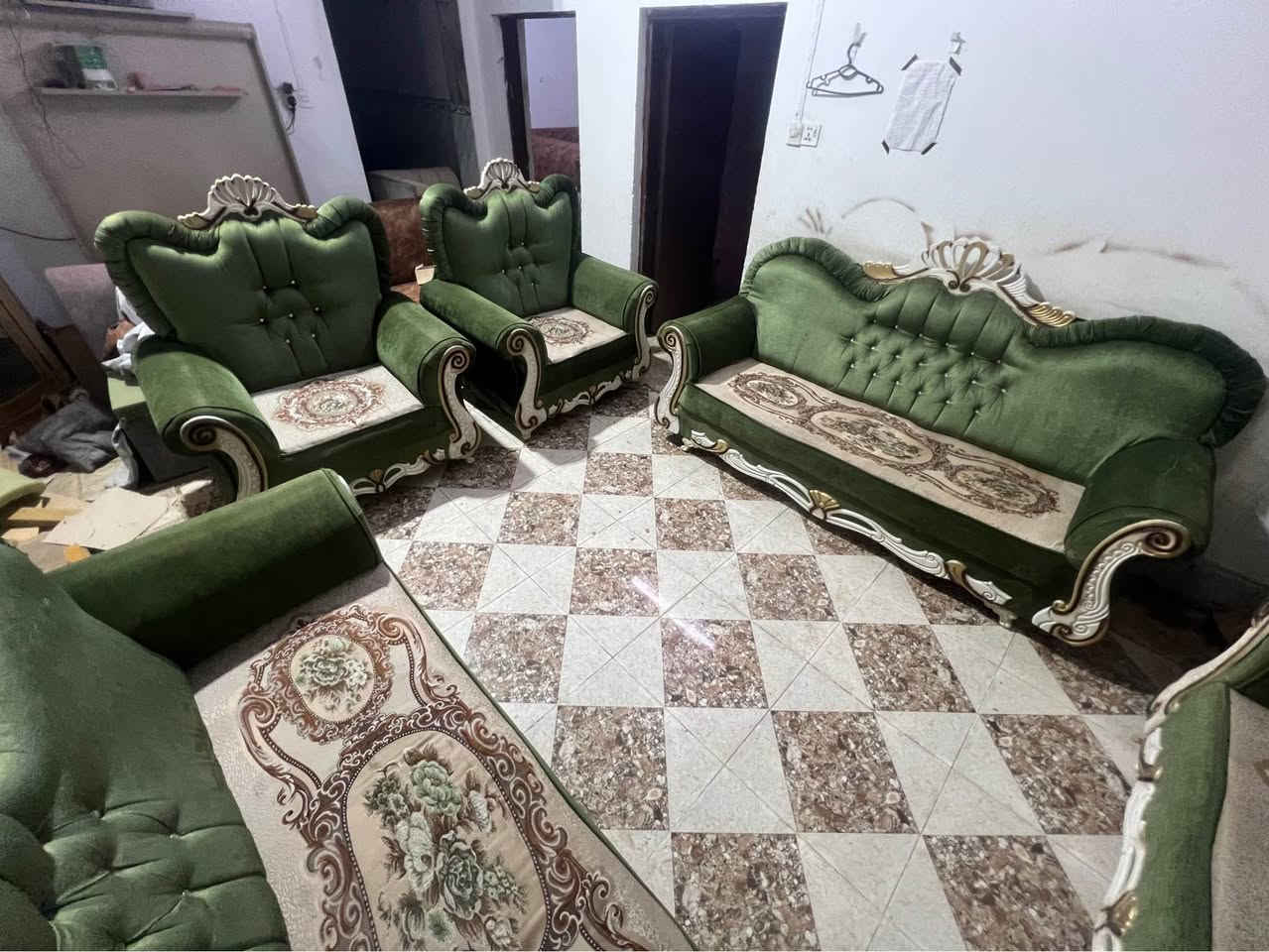 تخم 10 نفرات نظيف جدا 
سعره ٣٢٥ 
مكان النجف واكو توصيل بكروه 
*********** Singapore
