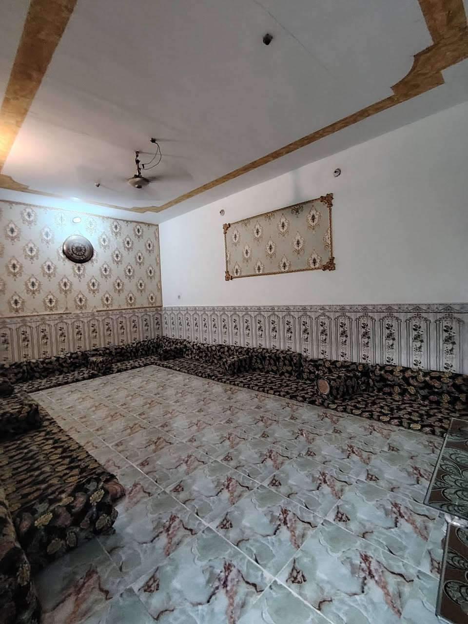 🏡 بيت للبيع
📍 الموقع: البطاط – قرب المدرسة، يبعد حوالي 150 متر عن المدرسة.

📐 المساحة: 290 م². السعر ٨٥ وبي مجال نشالله 

✅ سند زراعي.

✅ بناء قديم لكنه مرتب وجاهز للسكن.

✅ كافة الخدمات متوفرة.

✅ الشارع مكتمل بالبنى التحتية، ومقرر تبليطه مع تنفيذ الأرصفة.

تفاصيل البيت:

- استقبال.

- هول.

- صالة داخلية كبيرة.

- غرفتا نوم.

- مطبخ حار / بارد.

- مناور.

- مخزن.

- صحيات داخلية وخارجية.

بيت مرتب وفي موقع جيد، مناسب للسكن العائلي.

📞 للاستفسار والمعاينة، التواصل مع مكتب الضامن للعقار. ذي قار سوق الشيوخ خنيطله شارع الكراج *********** #سوق_الشيوخ#تشطيب_درجة_أولى#مكتب_الضامن_للعقار
