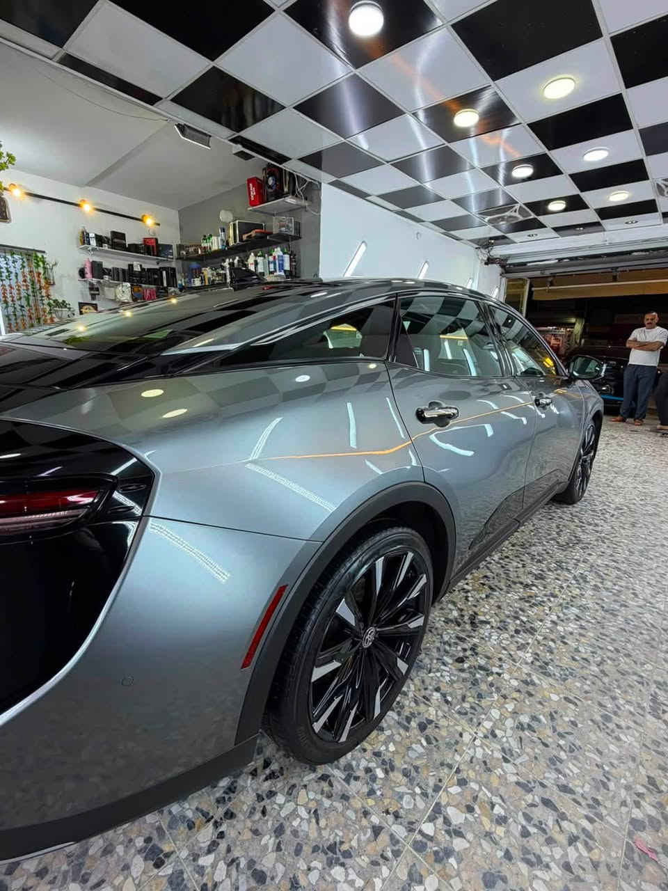 تويوتا كراون 2024 أمريكي – Platinum Hybrid MAX،
حادث جاملغ امامي بدون دواخل ارباك جانبي فقط باقي كفالة 

محرك 2.4 لتر، 4 سلندر، تيربو.

نظام هايبرد ماكس (Hybrid MAX).

القوة الإجمالية: 340 حصان.

القير: أوتوماتيك 6 سرعات Direct Shift-6AT.

دفع رباعي AWD إلكتروني دائم.

محرك كهربائي أمامي ومحرك كهربائي خلفي.

المحرك الكهربائي الخلفي مزود بنظام تبريد مائي عالي القدرة.

التسارع من 0 إلى 60 ميل/س حوالي 5.7 ثانية. 

6 أوضاع قيادة:

اقتصادي ECO

مريح COMFORT

عادي NORMAL

رياضي SPORT

رياضي متقدم SPORT S+

مخصص CUSTOM

تعليق متكيف إلكترونياً AVS.

نظام توجيه كهربائي.

نظام مساعدة على الانعطاف النشط.

فرامل أمامية مهواة مقاس 12.9 إنش.

فرامل خلفية 12.5 إنش.

نظام فرملة متجدد للطاقة. 

جنوط ألمنيوم 21 إنش.

عدد المقاعد: 5

مصابيح أمامية LED رباعية العدسات.

إضاءة نهارية LED.

مصابيح خلفية LED ممتدة.

مرايا كهربائية قابلة للطي.

إشارات انعطاف بالمرايا.

إضاءة أسفل المرايا.

مرايا مدفأة.

مساحات أمامية حساسة للمطر.

شنطة كهربائية مع فتح بدون استخدام اليد.

فتحة سقف زجاجية بانورامية ثابتة مع ستارة كهربائية. 

مقاعد جلدية.

مقاعد أمامية كهربائية.

تسخين وتبريد المقاعد الأمامية.

مقاعد خلفية مدفأة.

دركسون مدفأ.

ذاكرة للمقعد.

تطعيمات داخلية فاخرة.

إضاءة داخلية.

مفتاح تشغيل بصمة/زر تشغيل.

دخول ذكي.

شاشة وسطية 12.3 إنش.

شاشة عدادات رقمية 12.3 إنش.

نظام Toyota Audio Multimedia.

Apple CarPlay لاسلكي.

Android Auto لاسلكي.

شحن لاسلكي للهاتف.

5 منافذ USB.

نظام صوت JBL فاخر 11 سماعة مع مضخم صوت.

كاميرا 360 درجة / Panoramic View Monitor.

عرض محيطي للسيارة من الأعلى.

كاميرا لمراقبة المنطقة أمام السيارة.

حساسات ركن.

Advanced Park: نظام يساعد على ركن السيارة أوتوماتيكياً.

تنبيه حركة المرور الخلفية.

نظام مراقبة النقطة العمياء. 

مثبت سرعة راداري متكيف DRCC.

تحذير ومساعدة الخروج عن المسار.

المحافظة على المسار.

نظام منع/تخفيف الاصطدام الأمامي.

التعرف على المشاة.

التعرف على الدراجات في ظروف معينة.

إضاءة أمامية أوتوماتيكية.

مراقبة النقطة العمياء BSM.

تنبيه حركة المرور الخلفية RCTA.

تنبيه حركة المرور الأمامية FCTA.

مساعد تغيير المسار LCA.

مساعد الازدحام Traffic Jam Assist.

كاميرا مراقبة السائق.

نظام تحذير من الاصطدامات المحتملة أثناء الركن/الحركة البطيئة.رقم بغداد انكليزي باسمي شرط التحويل مكاني ديالى بعقوبة باقي التفاصيل وسعر اتصل وتدلل

للستفسار اتصال ع الرقم ***********

