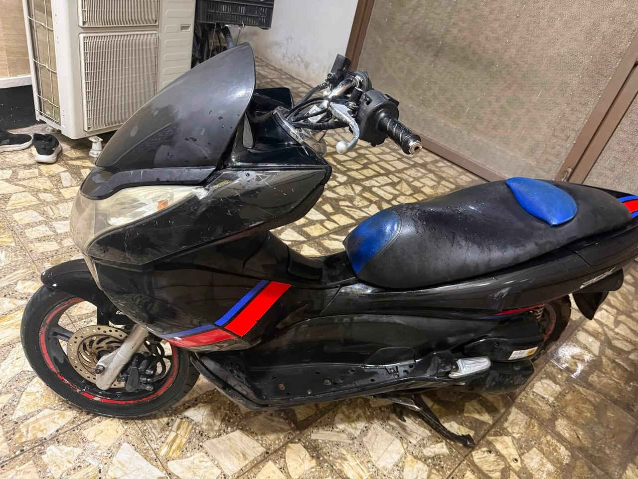 سلام عليكم 
دراجه pcx ياباني محرك ١٢٥ 
كله شغال حساسات استان ازدحام كهربائياتها 
سعرها ١٣٠٠
مكاني الاعظمية 
لاستفسار واتساب فقط او ماسنجر ***********
