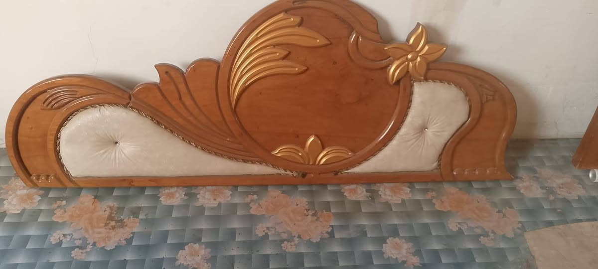 غرفة أخشاب شغل يد مرتب وحلو 🌹
السعر مليون ونص وقابل للتفاوض بيها مجال للجادين 🤝
اللي مهتم يراسلني خاص والبيع للجاد فقط 

العنوان بابل شارع 80 مدينه العاب ارض بابل  ‏‪***********‬‏
