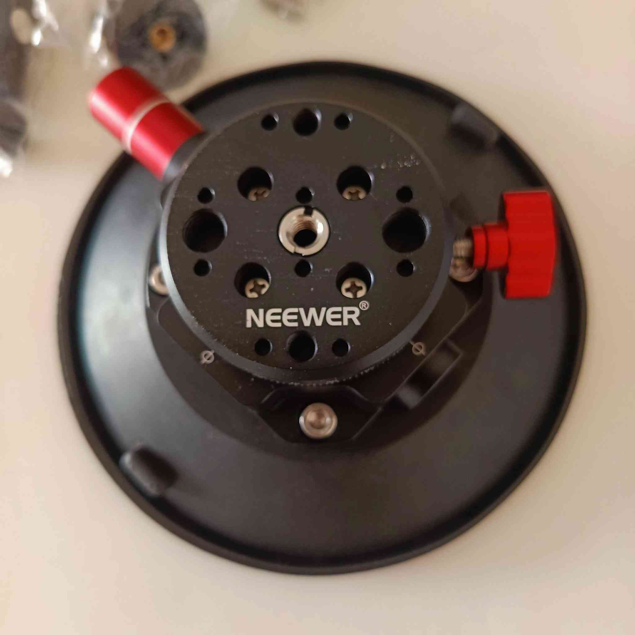 متوفر مثبت موبايل وكاميرات الاكشن وكاميرات التصوير من ماركة Neewer
ويستخدم للتثبيت على زجاج وبنيد السيارة
والاسطح المستوية بأمان عالي اثناء التصوير

السعر 20 
بوجد توصيل الى جميع محافظات العراق
امزون الديوانية للبث المباشر
