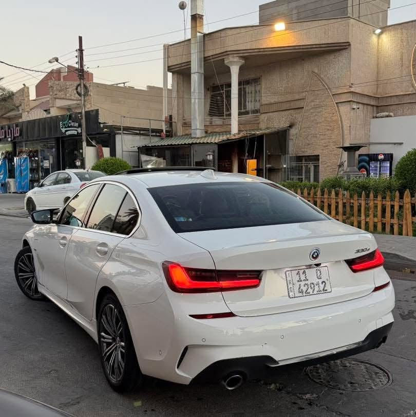 BMW 330e M 2022
السيار ام بكج بلاد اصل محرك 2.0 تون تيربو 
بيها 4 انضمة قيادة 
1- هايبرد 
2 كهرباء بالكامل 
3 سبورت تشتغل محركين الكهرباء و البانزين تنطيك 292 هورس بور 
4 باتري كنترول

تكدر تشحنها بالبيت عن طريق الشاحنة او تغير وضعية القيادة الى باتري كونترول تنطيك 45- الى 50 كليو الشحنه الوحدة 

 داخلة كلين للعراق و هنا صار بيها صبغ بنيد و جاملغ صور الحادث موجوده بالمنشور 
مكان السيارة بغداد 
السيارة ماشية 54 الف 
بيع او مراوس bmw 530 او bmw X5

رادار امامي 
رادار خلفي 
رادار جانبي 
قيادة ذاتية 
حساس امامي 
حساس خلفي 
بصمة تشغيل وابواب وترحيب عند الاقتراب 
كامرة خلفية 
تحديد مسار 
كشنات كهرباء 
داخل متغير انارة بلادية
سايد بريك بصمة 
كشنات خزن 
شفتات سترين 
مري شفط 
نفطة عمياء 

السعر 24,200$ 

***********
