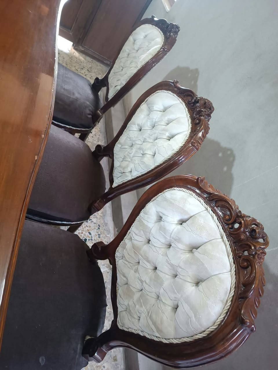 ميز خشب ثقيل ومع 6 كراسي السعر 300 الف وبي مجال بعد العنوان موصل برطله خزنه للتواصل راسلني خاص
