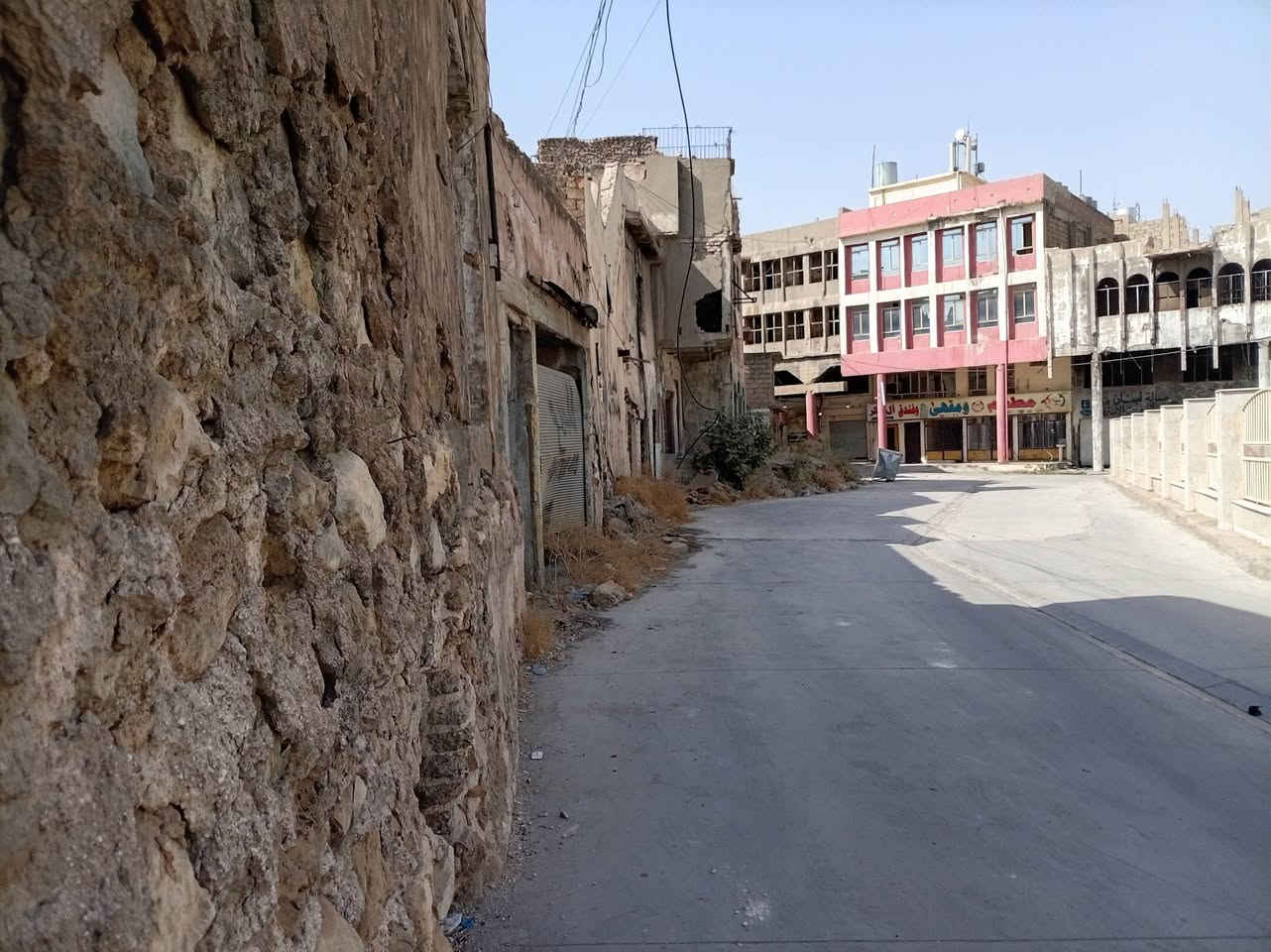 للبيع عقارين ملك صرف في باب الطوب ع الجهة الخلفيه لكراج النقل الداخلي ٠٠الاول مساحته ١١٥ متر ركن الذي كان سابقا محل البكري لاستنساخ المفاتيح  وشرط التحويل ٠٠والثاني مساحته ١٧١ متر ونصف المتر واجهة ١٤ متر ٠٠للتواصل ***********
