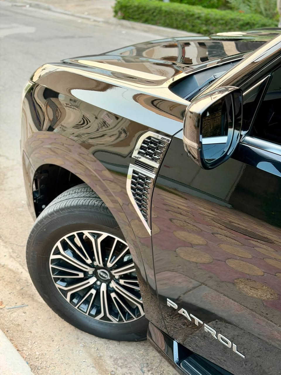🚘 NISSAN PATROL PLATINUM 2026
✨ المواصفات والتجهيزات:
- 🇯🇵 موديل 2026 — فئة بلاتينيوم
-  محرك 6 سلندر 3.8 لتر تنفس طبيعي
-  الممشى: 16,000 كم
-  داخلية جلد باللون الأحمر
-  مقاعد أمامية مساج
-  تبريد وتدفئة للمقاعد
-  أربع كاميرات 360°
-  سقف بانوراما
-  تشغيل بصمة ودخول ذكي
-  شاشة كبيرة + ملاحة
- 🍎 Apple CarPlay / Android Auto
-  نظام صوت فاخر
-  مثبت سرعة ذكي
- رادار أمامي
- المحافظة على المسار
-  مراقبة النقطة العمياء
-  حساسات أمامية وخلفية
-  باب خلفي كهربائي
-  دفع رباعي مع أوضاع قيادة متعددة

🛡️ الضمان والكفالة:
✅ ضمان سور
✅ كفالة عامة
✅ السيارة تحت الضمان
✅ مغلّفة PPF
✅ السيارة مضللة سنوية
✅ رقم أربيل بأسمي
العنوان:بغداد

رقم:***********
