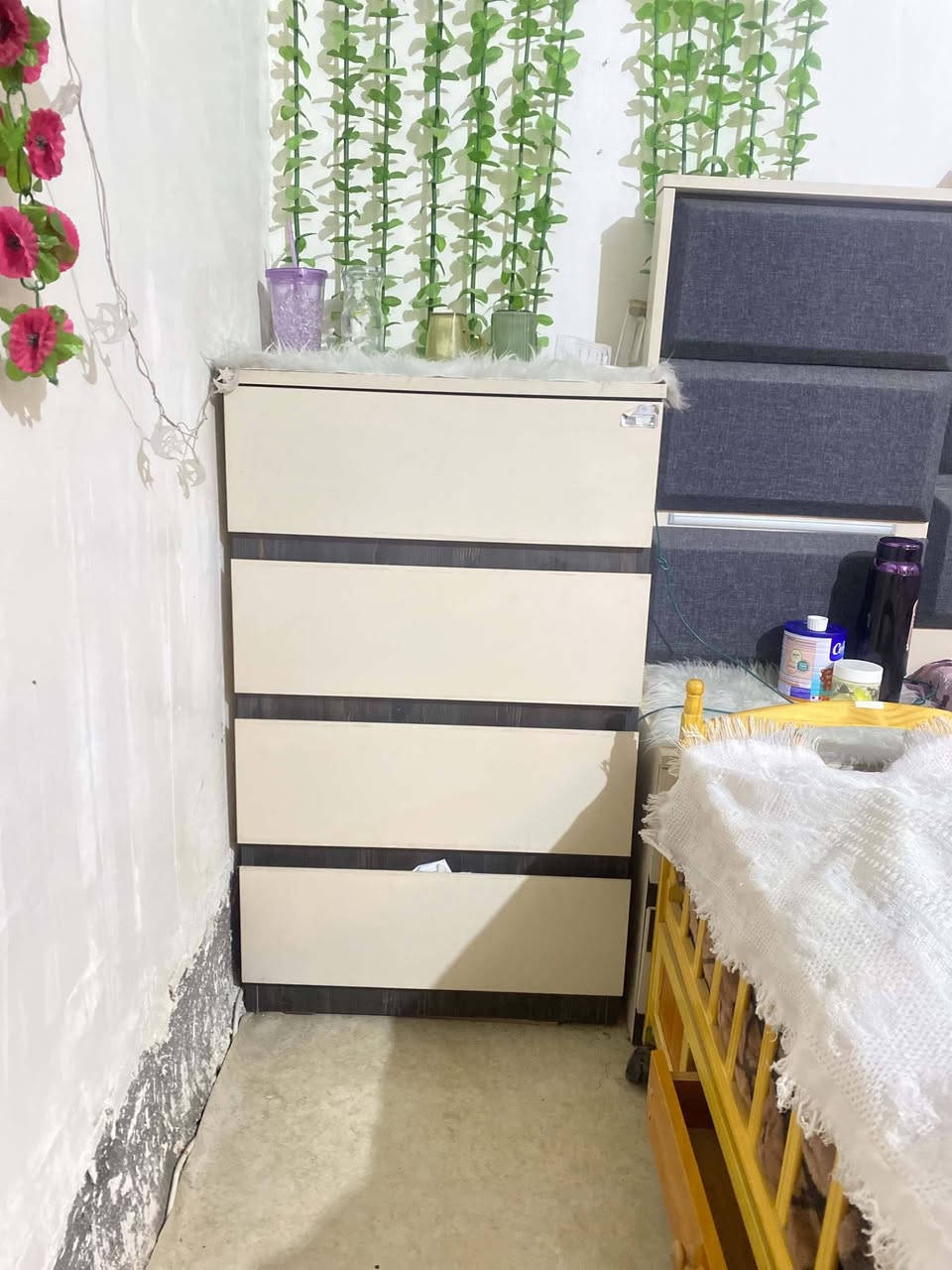 غرفة نوم تركيا ٩ قطع جديده بعدها استخدام قليل  السعر ٨٠٠ وبيها مجال بسيط مستعجل على بيعتها *********** موجود واتساب
