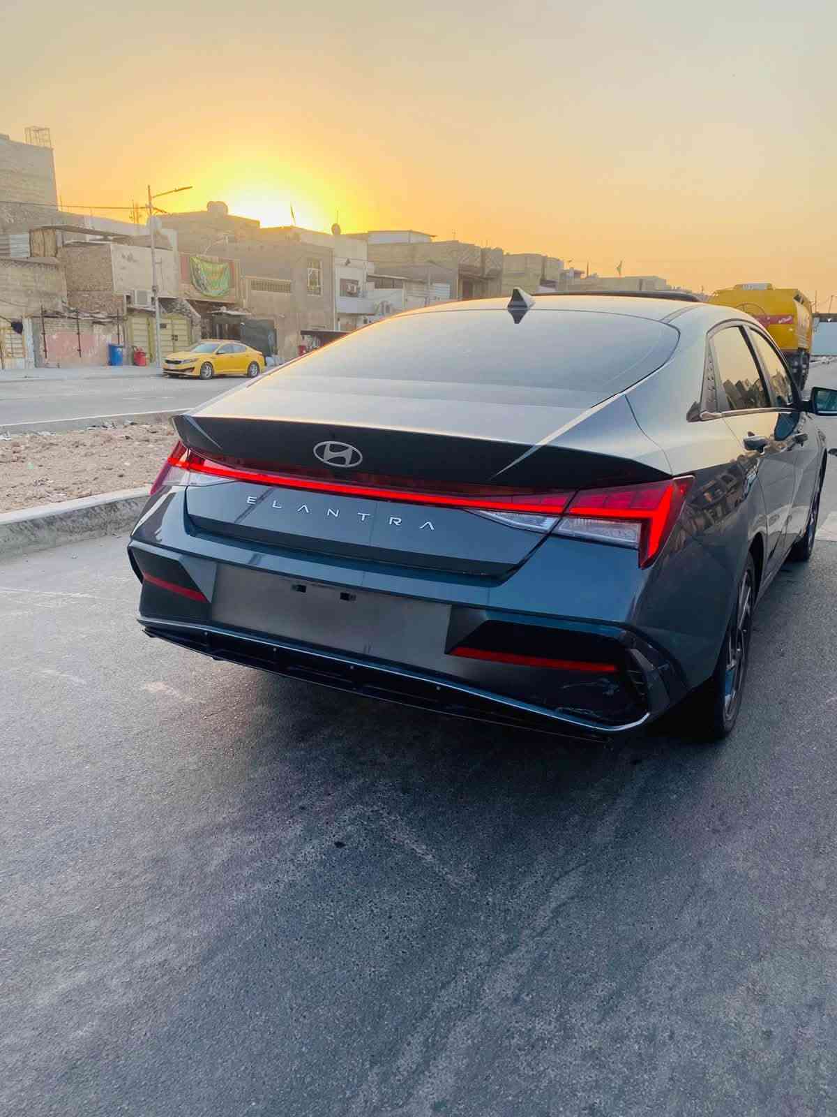 سلام عليكم 
النترا 24 فول واحد على واحد السياره جديده وحره بدون رقم 
السياره صور الحادث ربع البنيد وحافه الجاملغ بالمنشور السعر جدا مناسب السياره ماشيه 37 mi السياره مناقصها شي كامله وجاهزه من كل النواحي 
للاستفسار على الرقم ***********
مكان السياره بغداد
