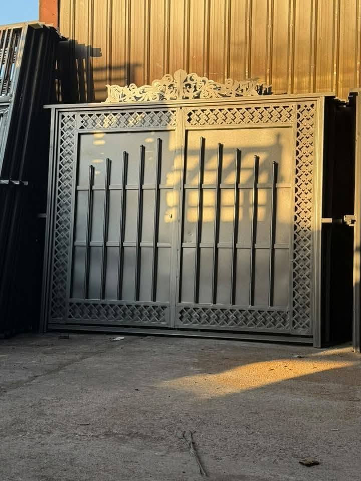 حداد متجول كافات بيبان ول محجرات ول كرفانات ***********

نص مكتوب في الصور:
- عرض متر وارتفاع 240 مع ملبن حديد ثقيل